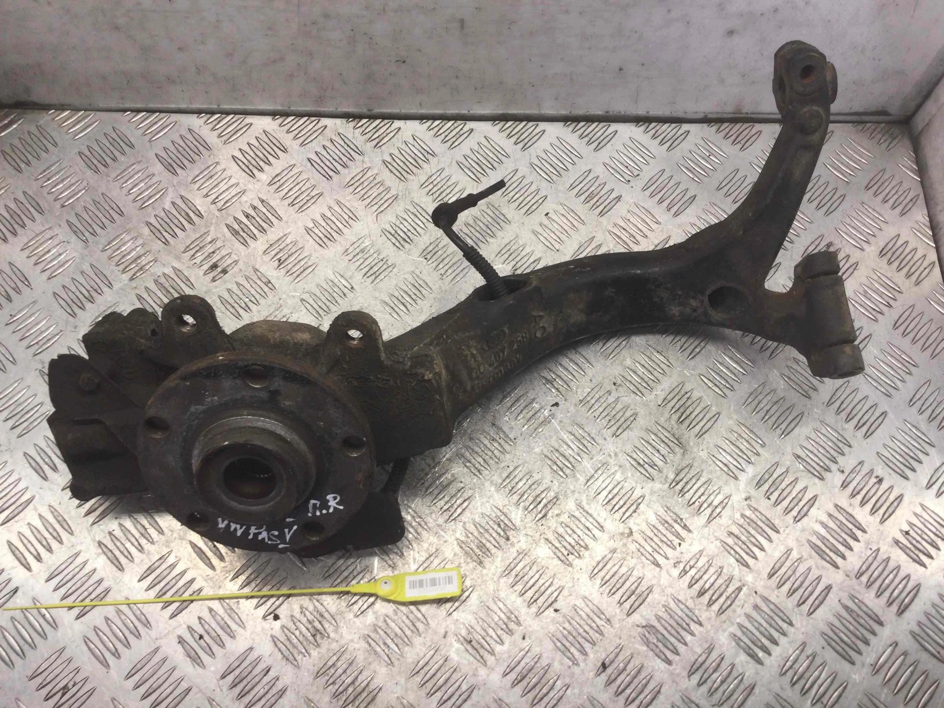 Ступица передняя правая Volkswagen Passat B5 (1996-2000) бензин 1.8  Механика Универсал