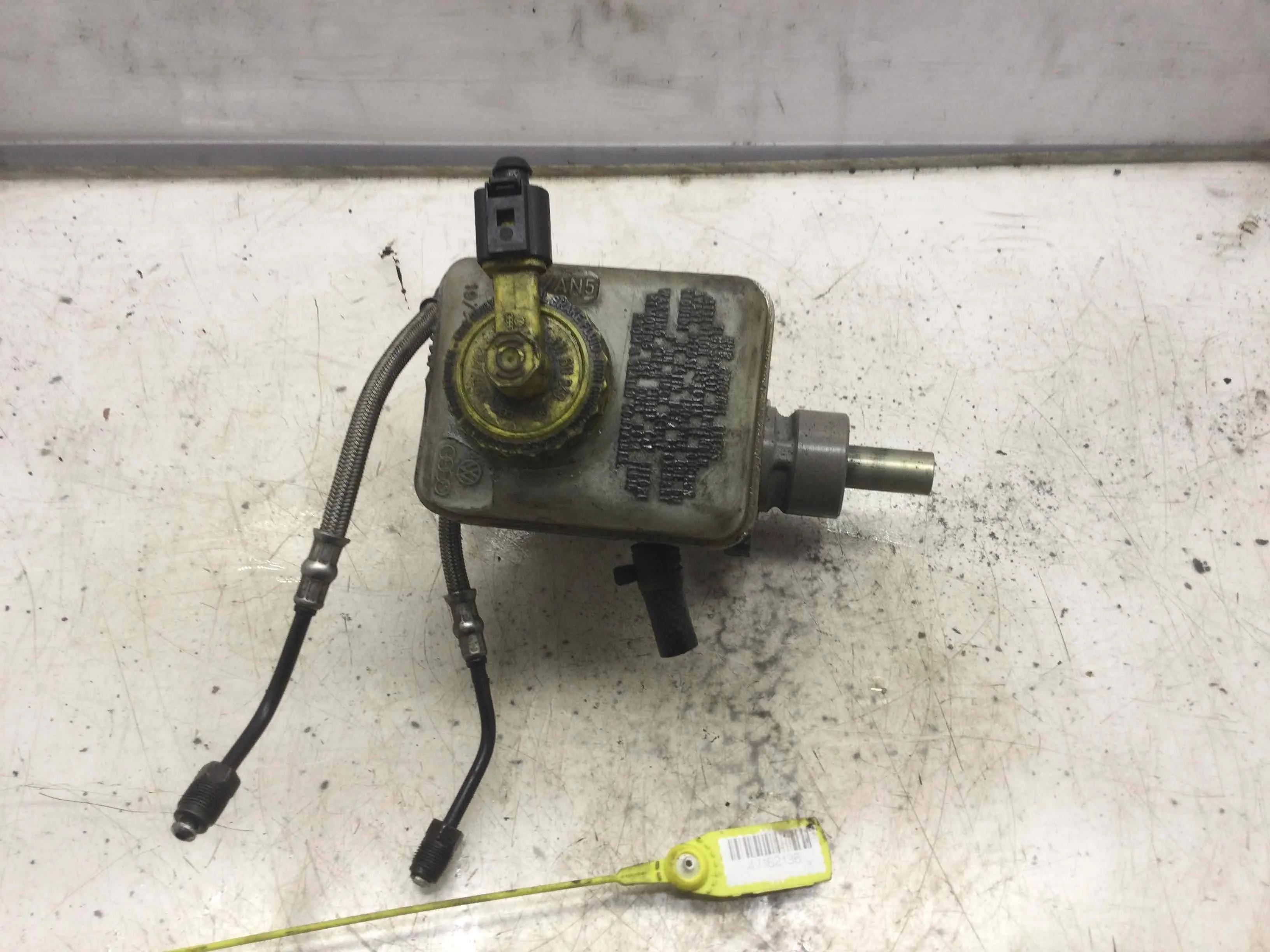 Цилиндр тормозной главный Volkswagen Golf 4 поколение (1997-2004) бензин 1.4  Механика Х/б