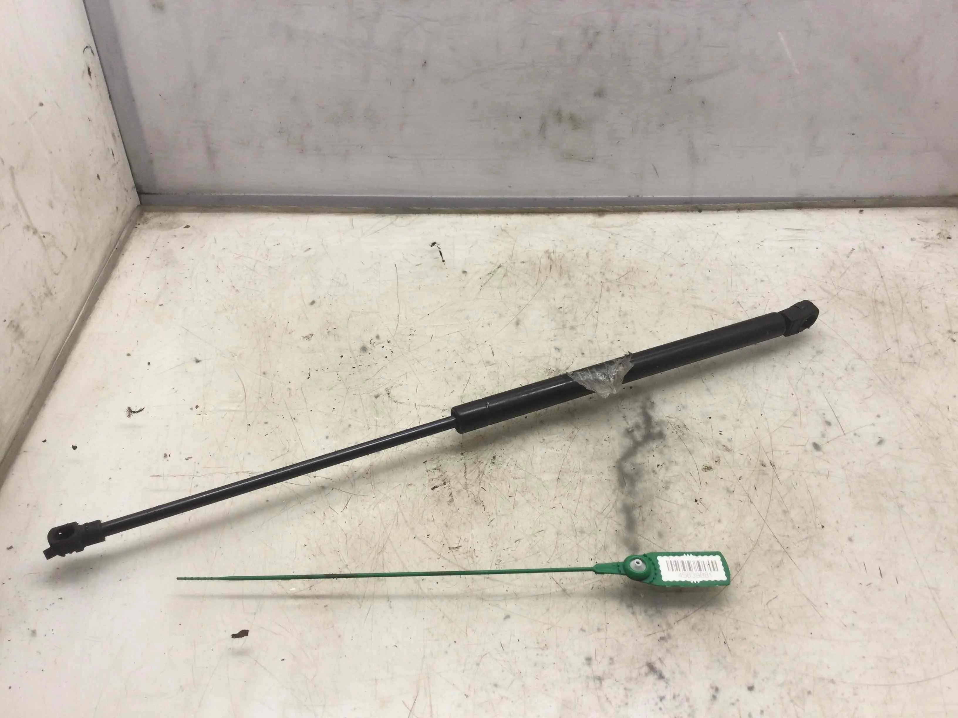 Амортизатор крышки багажника (3-5 двери) Volkswagen Passat B5 (1996-2000) дизель 1.9 TDI Механика Седан