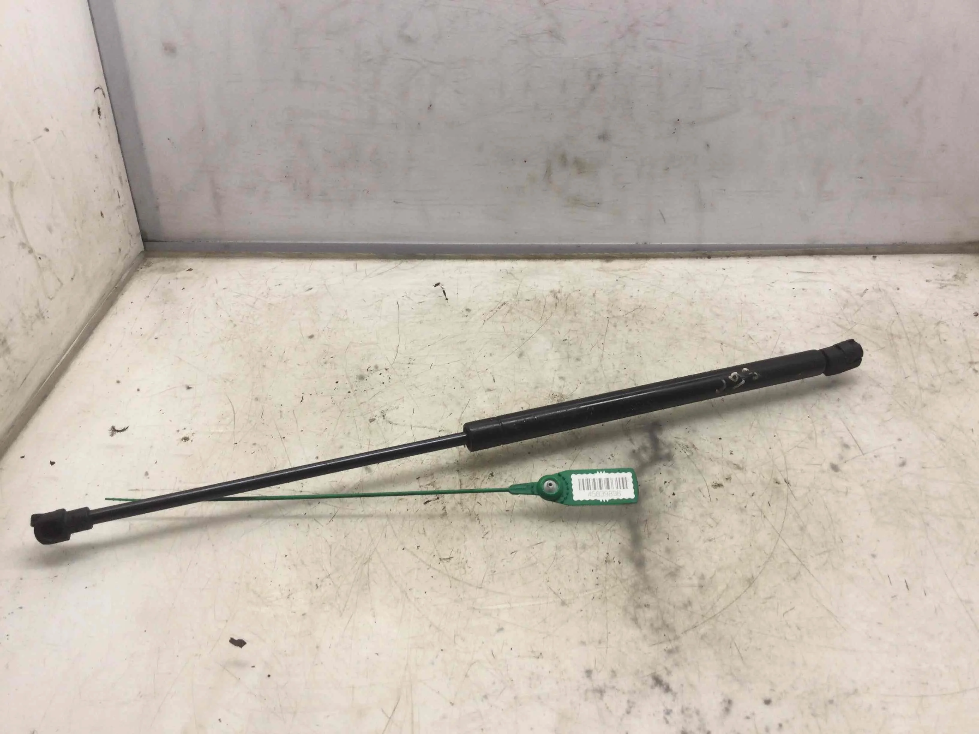 Амортизатор крышки багажника (3-5 двери) Volkswagen Passat B5 (1996-2000) дизель 1.9 TDI Механика Седан