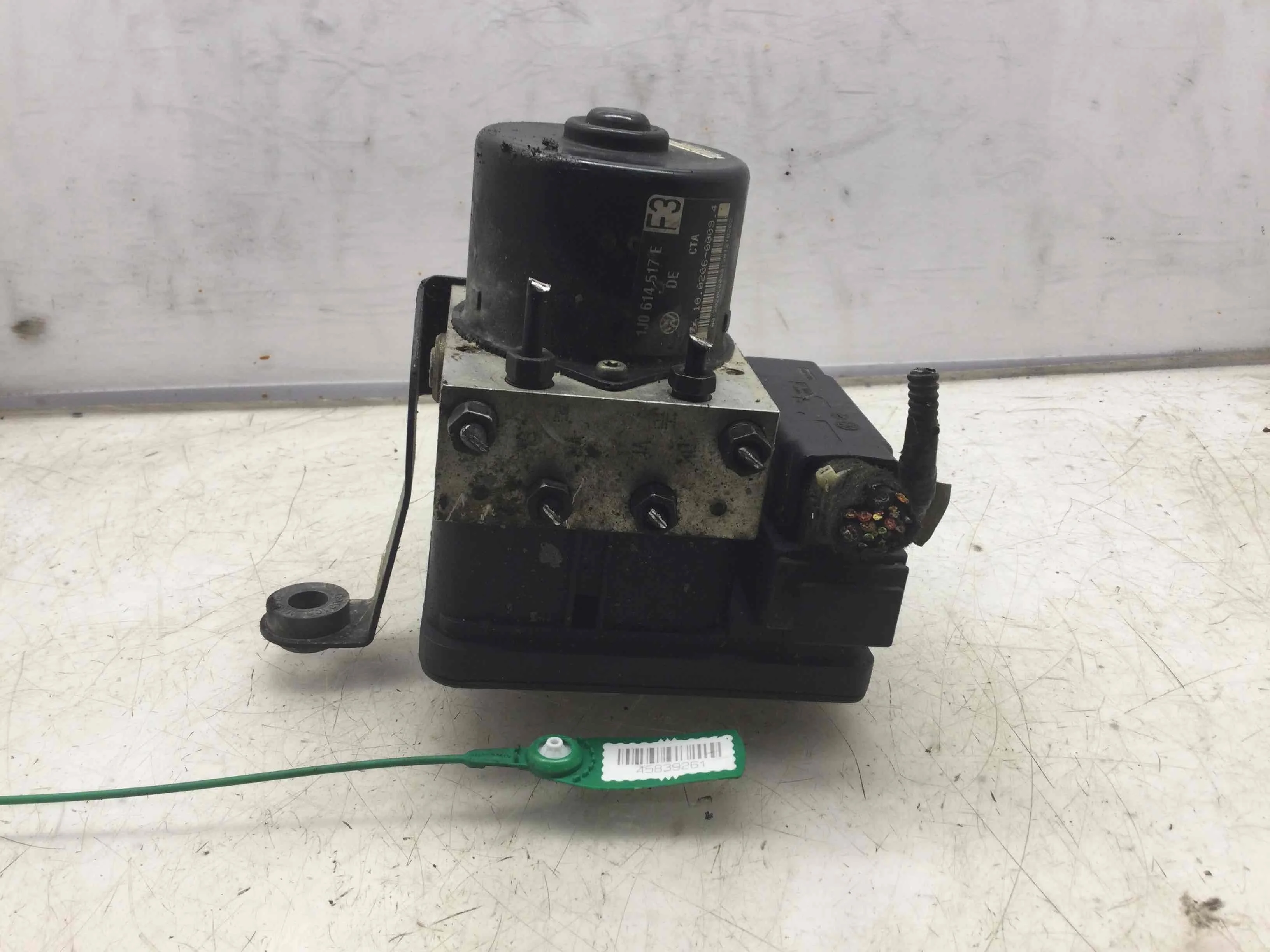 Блок ABS Volkswagen Bora Bora (1J) 1998 - 2005 бензин 2.0  Механика Седан