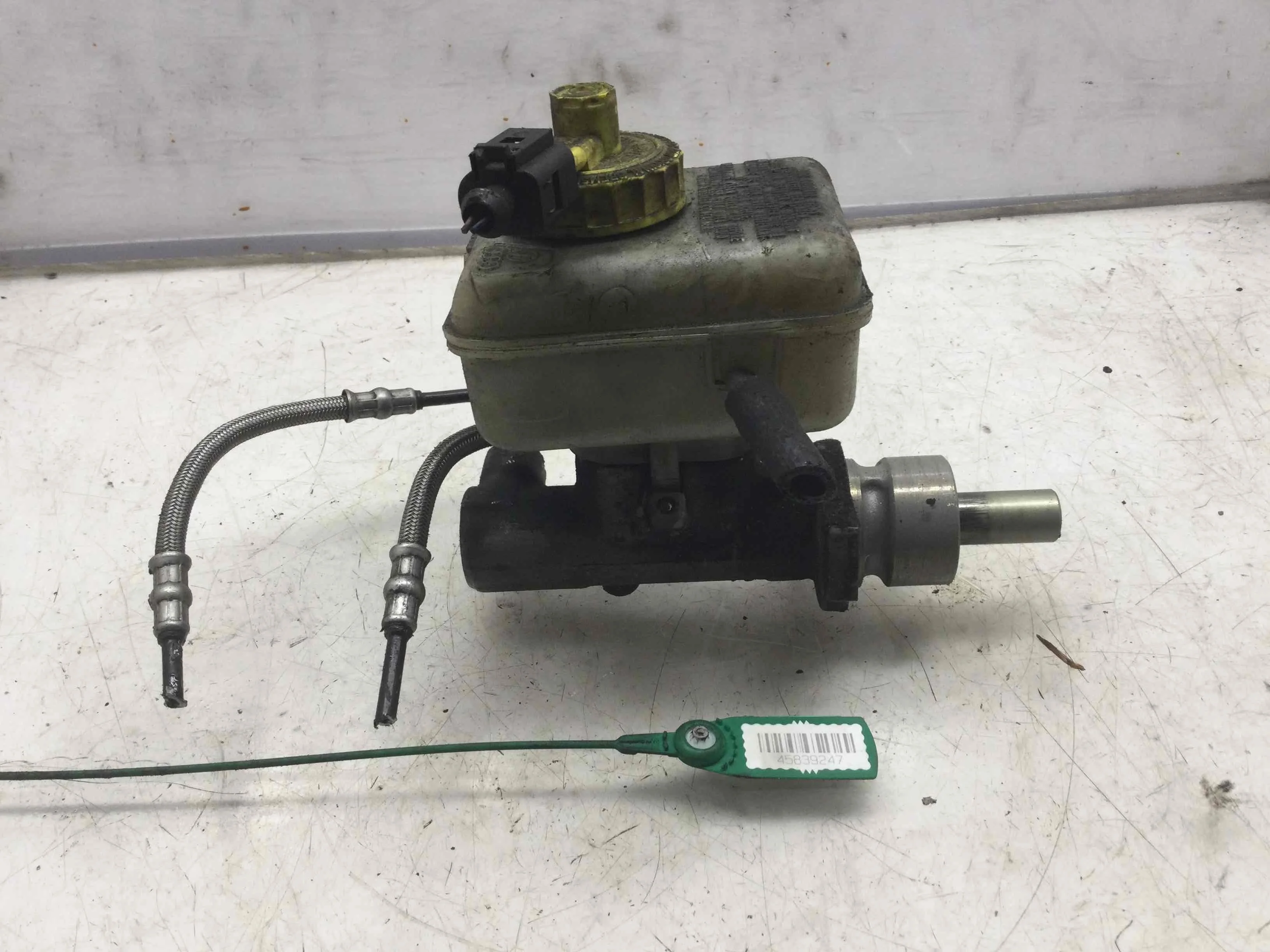 Цилиндр тормозной главный Volkswagen Golf 4 поколение (1997-2004) бензин 1.8  Механика Х/б