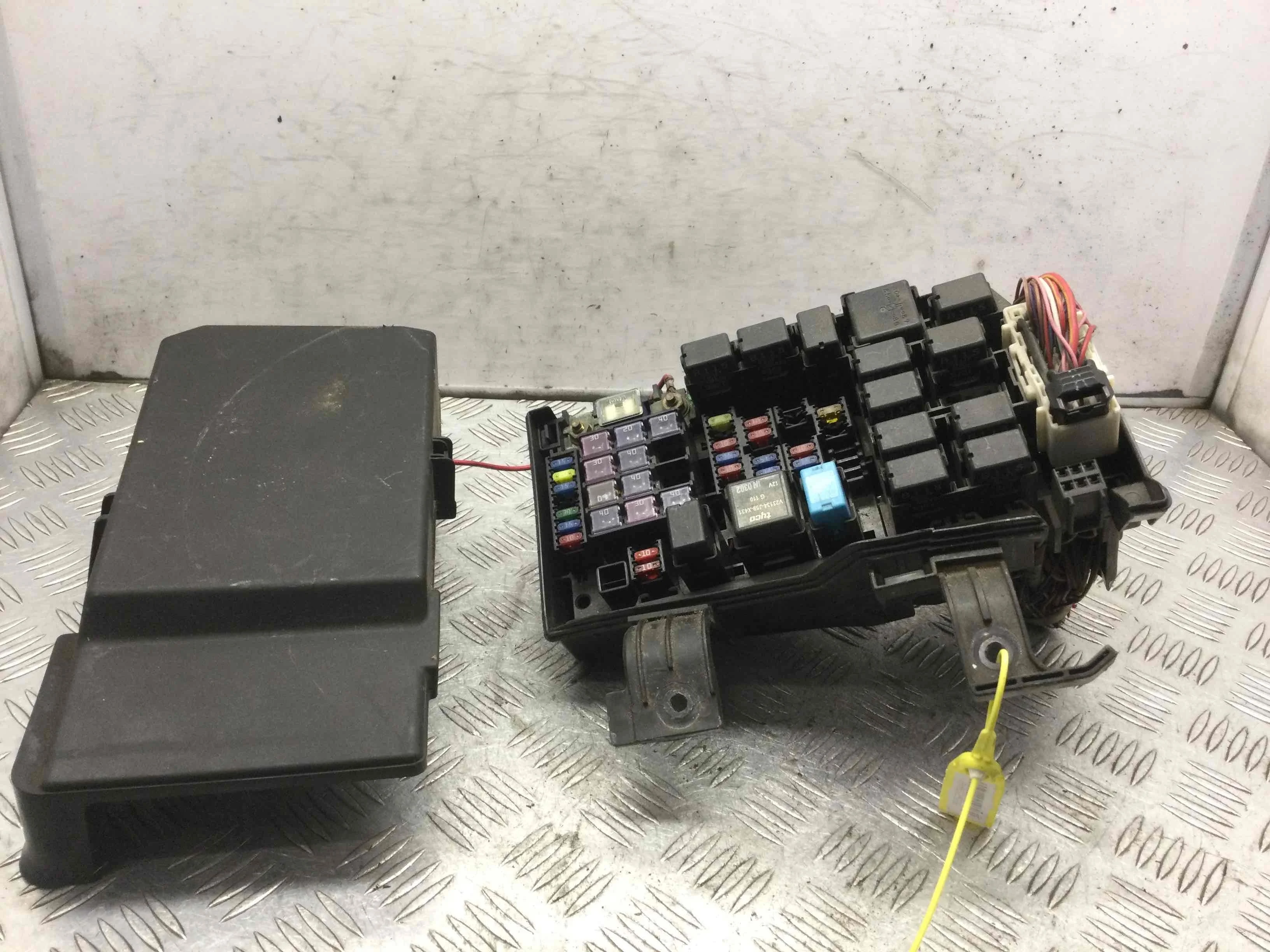 Блок предохранителей Mazda 6 6 I (GG,GY) 2002 - 2007 бензин 2.0  Механика Седан