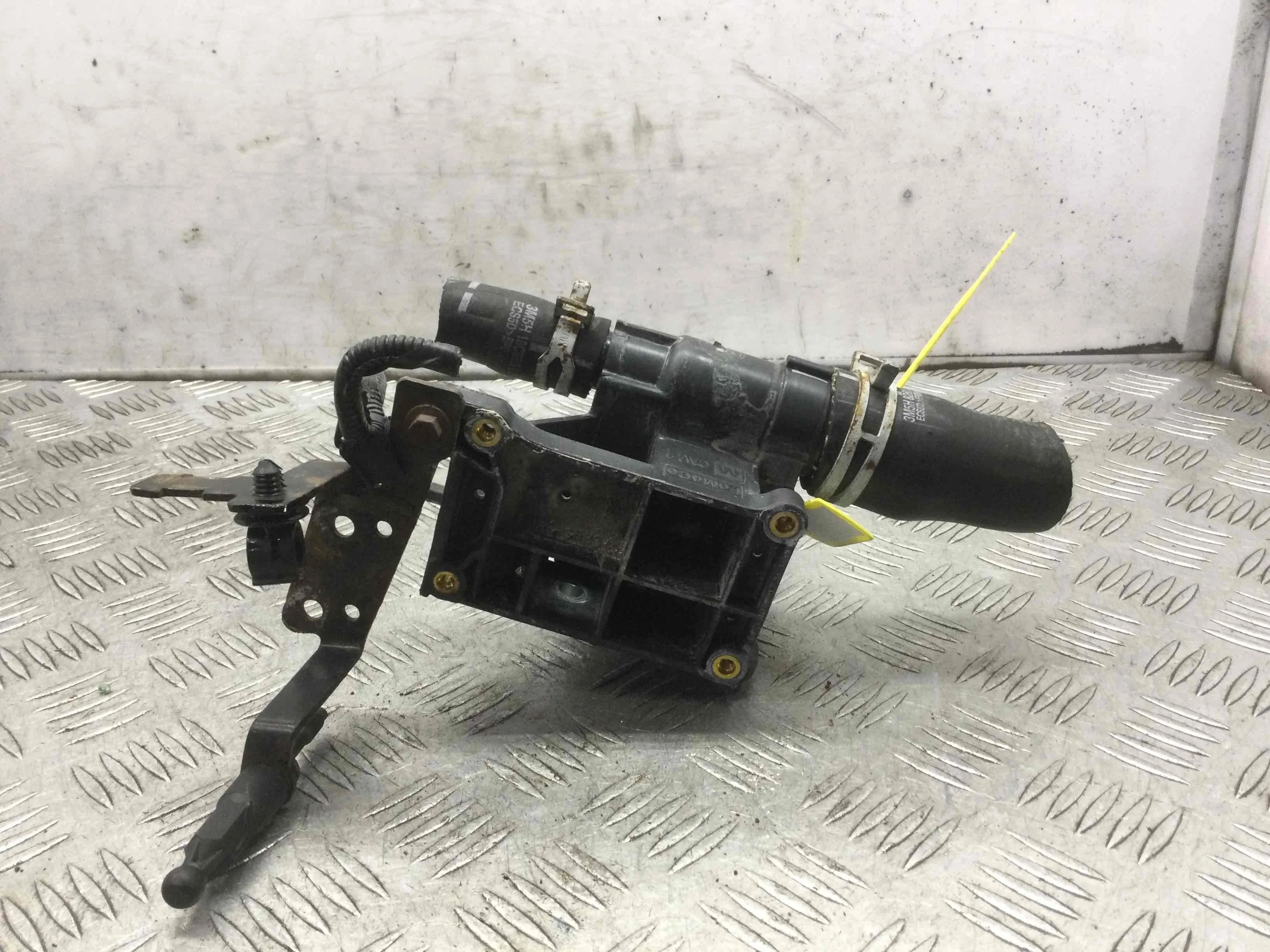 Фланец (тройник) системы охлаждения Ford Focus 2 поколение (2005-2008) бензин 1.8  Механика Х/б