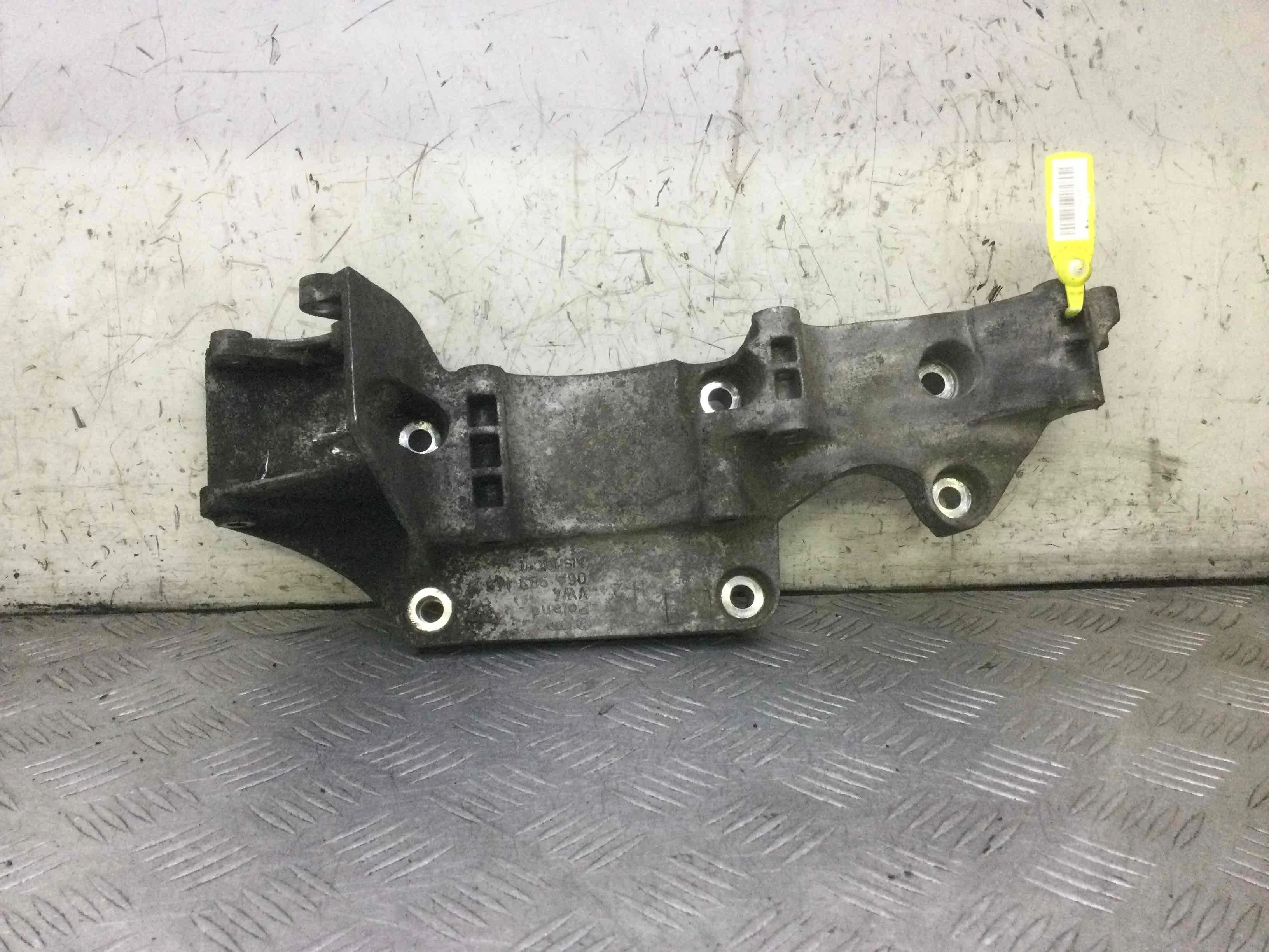 Кронштейн генератора Volkswagen Golf 4 поколение (1997-2004) бензин 2.0 i Автомат Х/б