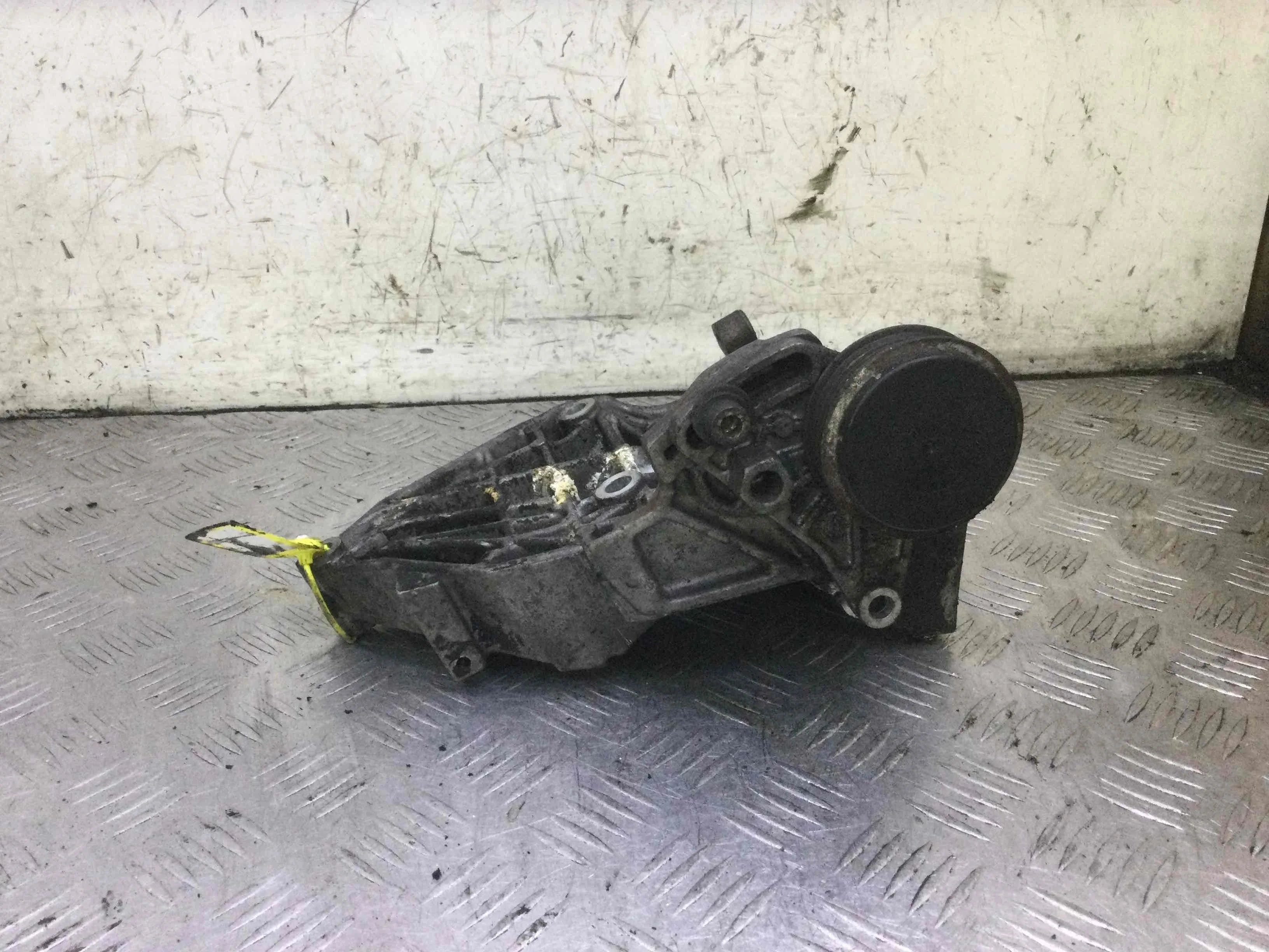 Кронштейн компрессора кондиционера Volkswagen Passat B5 (1996-2000) бензин 1.6  Механика Седан