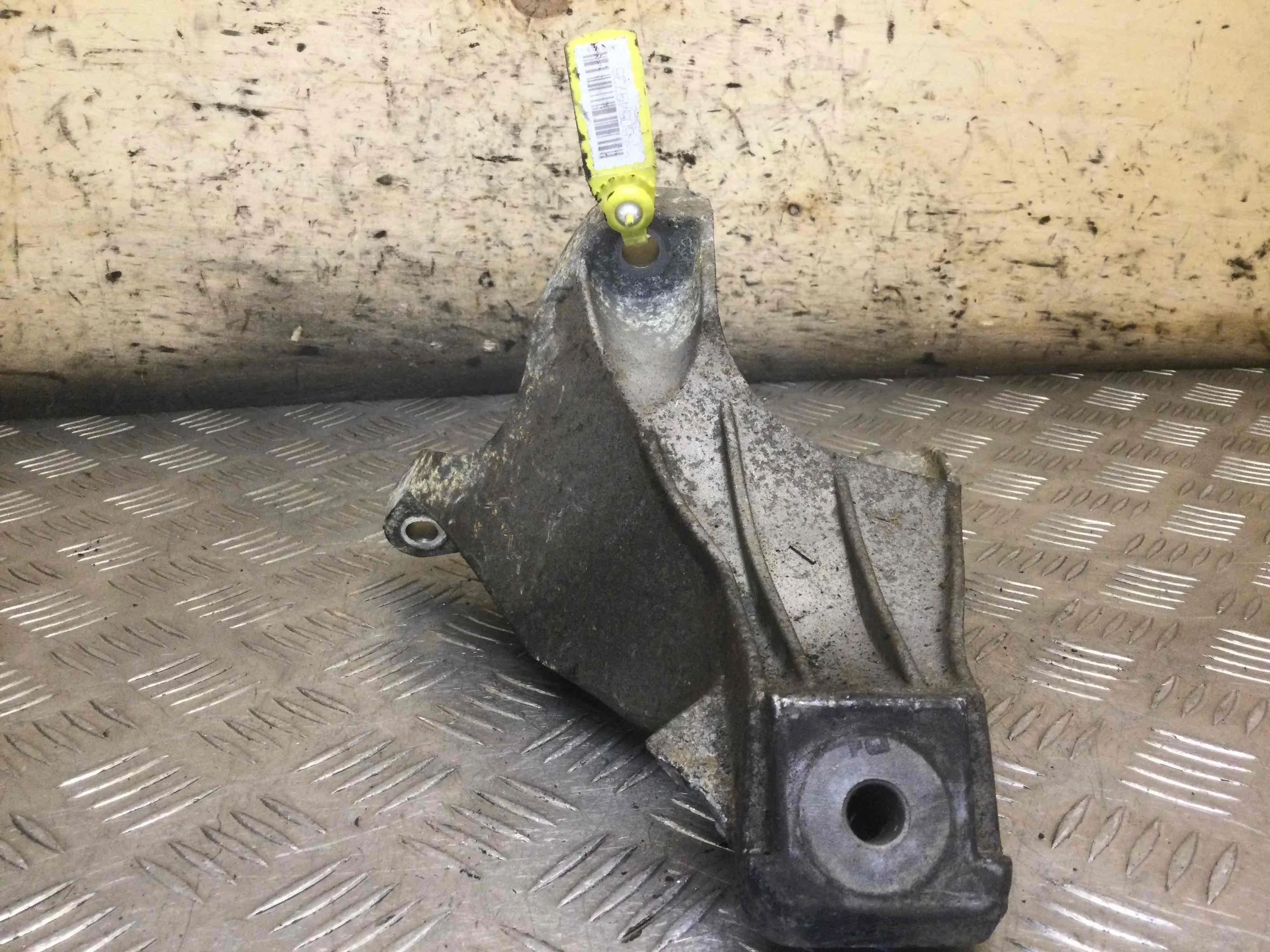 Кронштейн двигателя Audi A6 C6/4F (2004-2008) дизель 2.0 TDI Механика Универсал