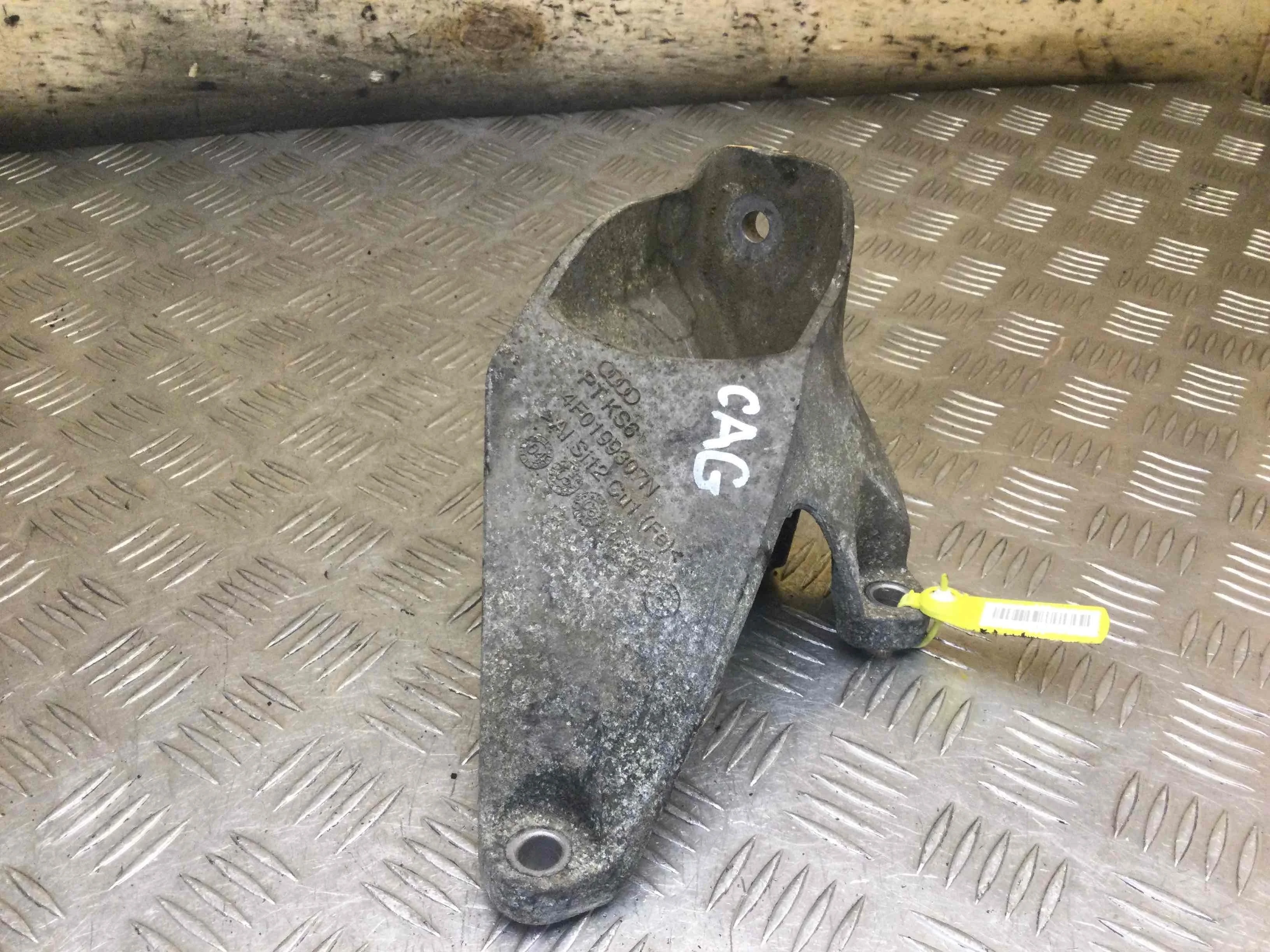 Кронштейн двигателя Audi A6 C6/4F (2004-2008) дизель 2.0 TDI Механика Универсал