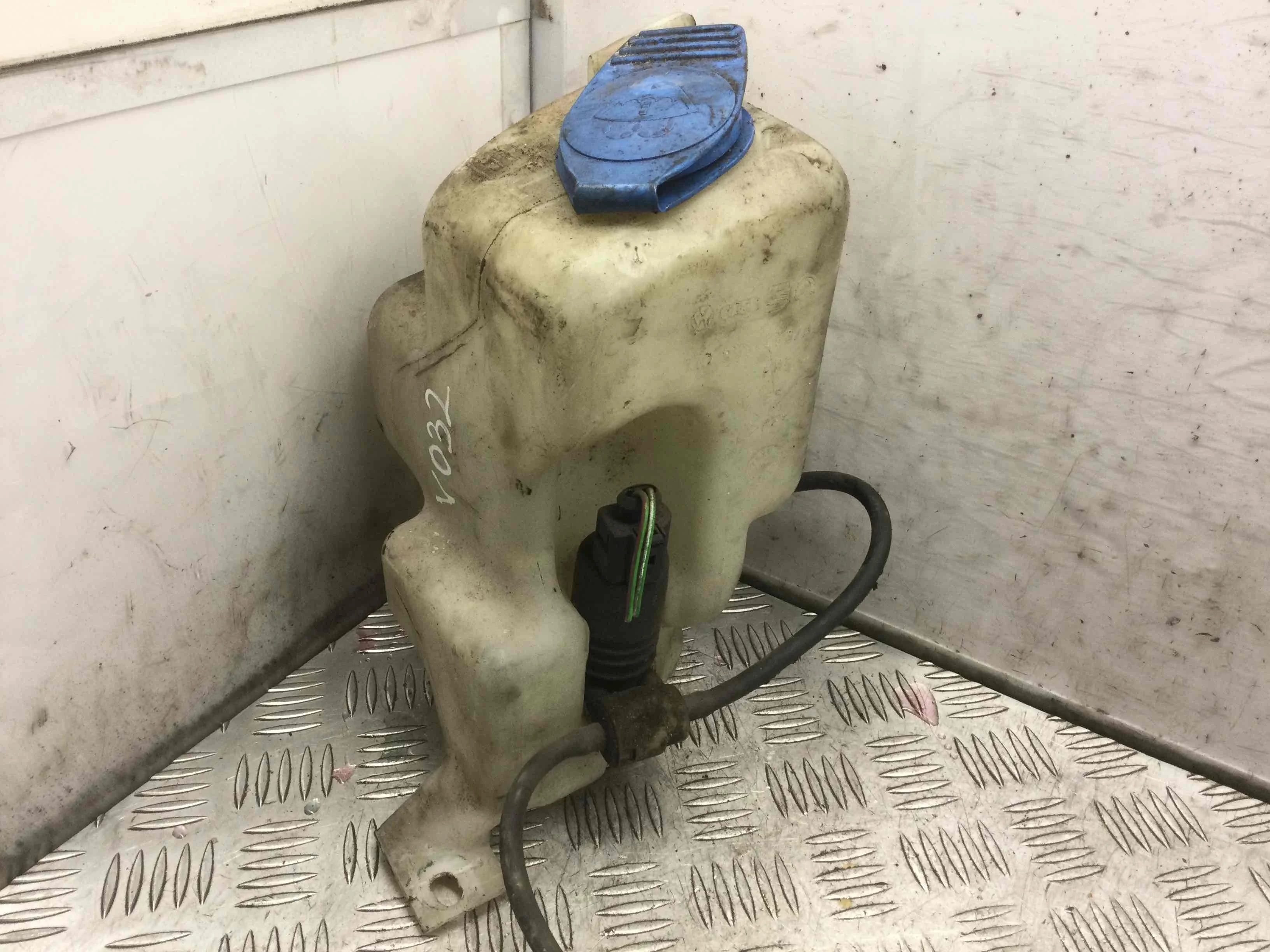 Бачок омывателя Skoda Octavia Tour (1996-2000) бензин 1.6 i Механика Лифтбэк