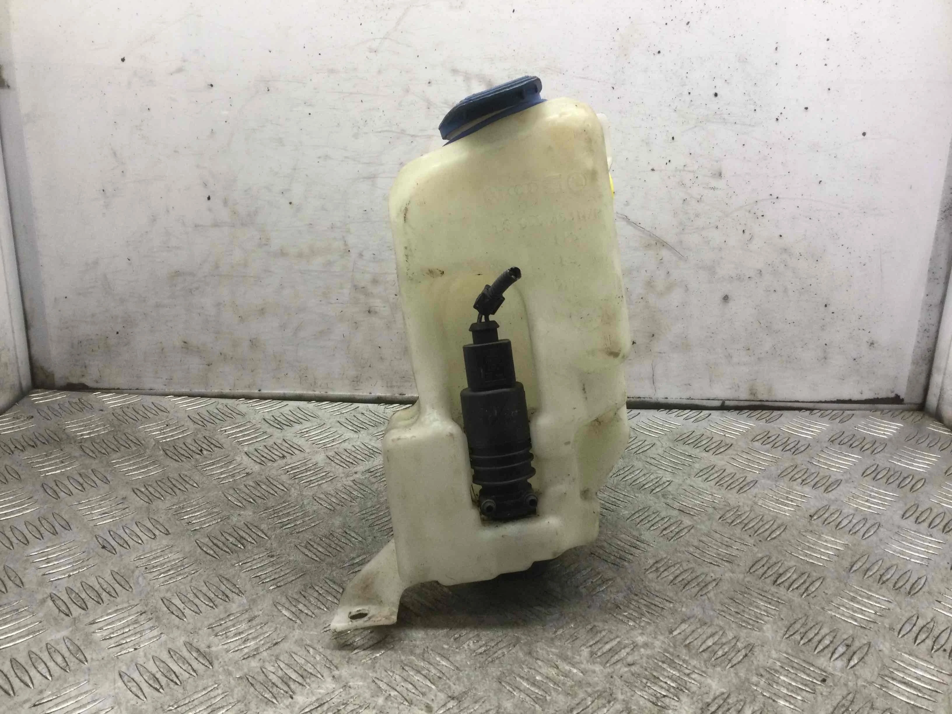 Бачок омывателя Volkswagen Golf 4 поколение (1997-2004) бензин 1.6  Механика Х/б