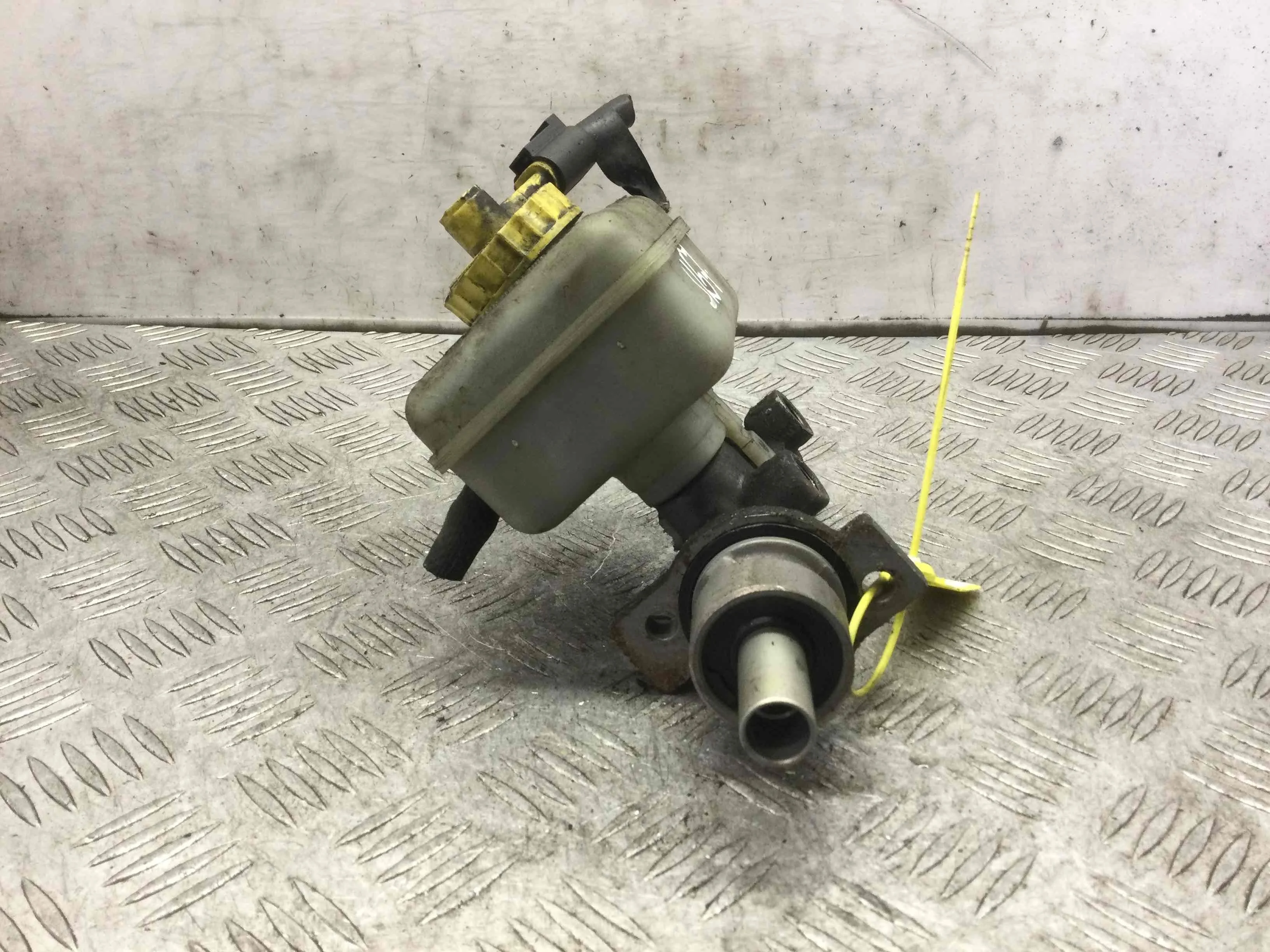 Цилиндр тормозной главный Volkswagen Golf 4 поколение (1997-2004) бензин 1.6  Механика Х/б