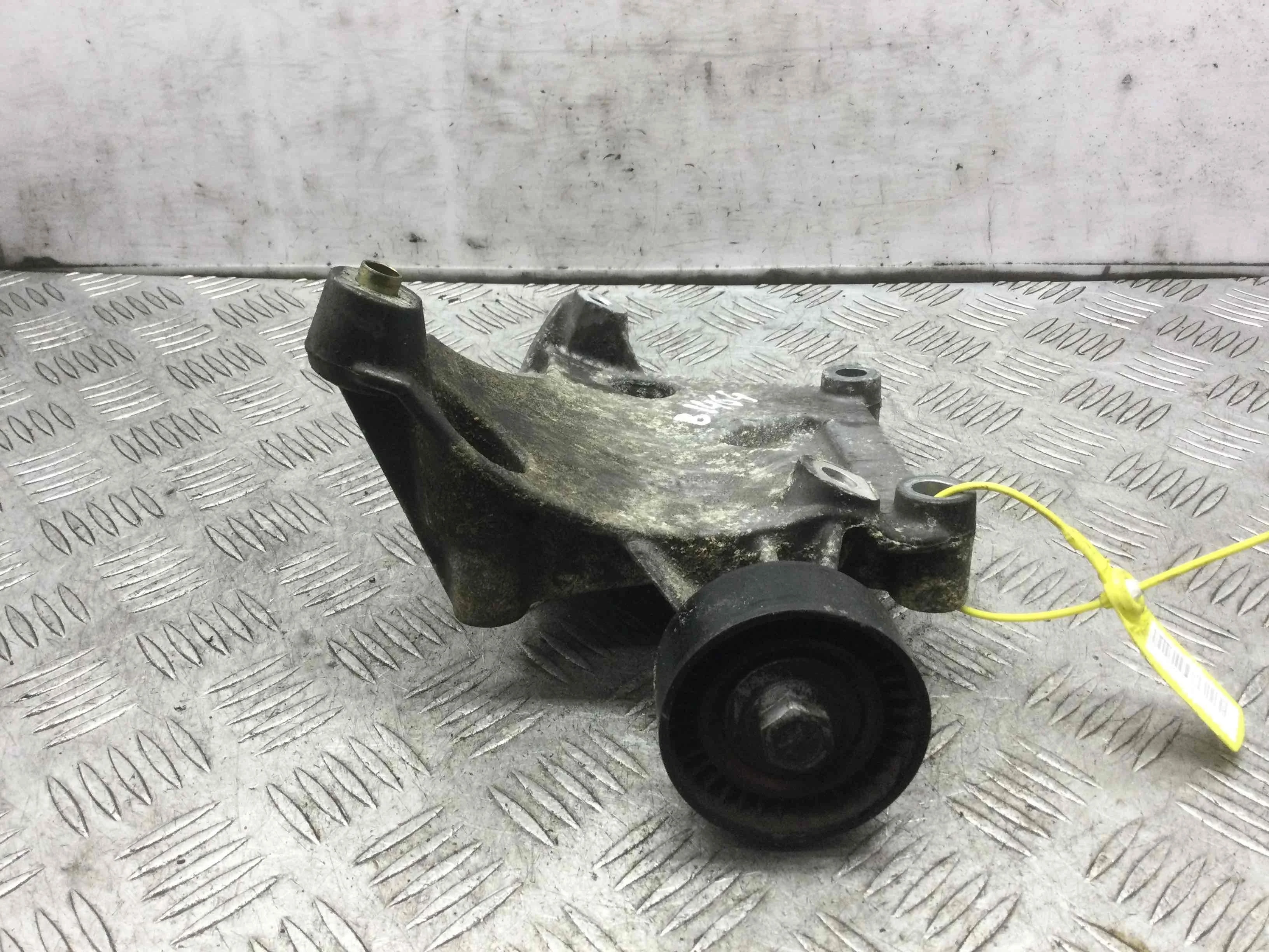 Кронштейн компрессора кондиционера Volkswagen Passat B5+ [рестайлинг] (2000-2005) бензин 2.3  Автомат Седан