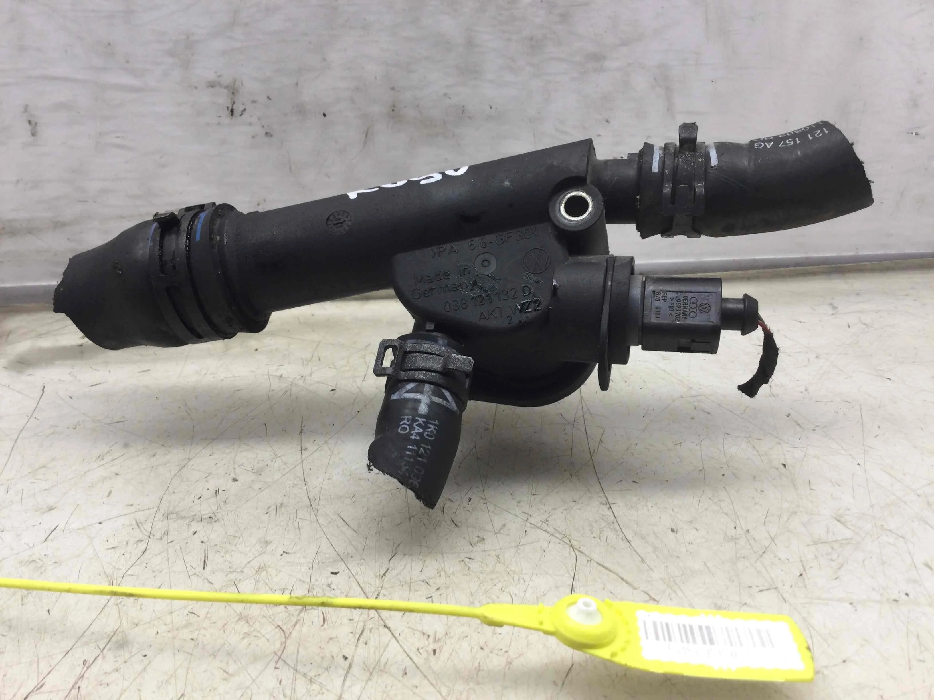 Фланец (тройник) системы охлаждения Volkswagen Golf 5 поколение (2004-2009) дизель 1.9 TDI Механика Х/б