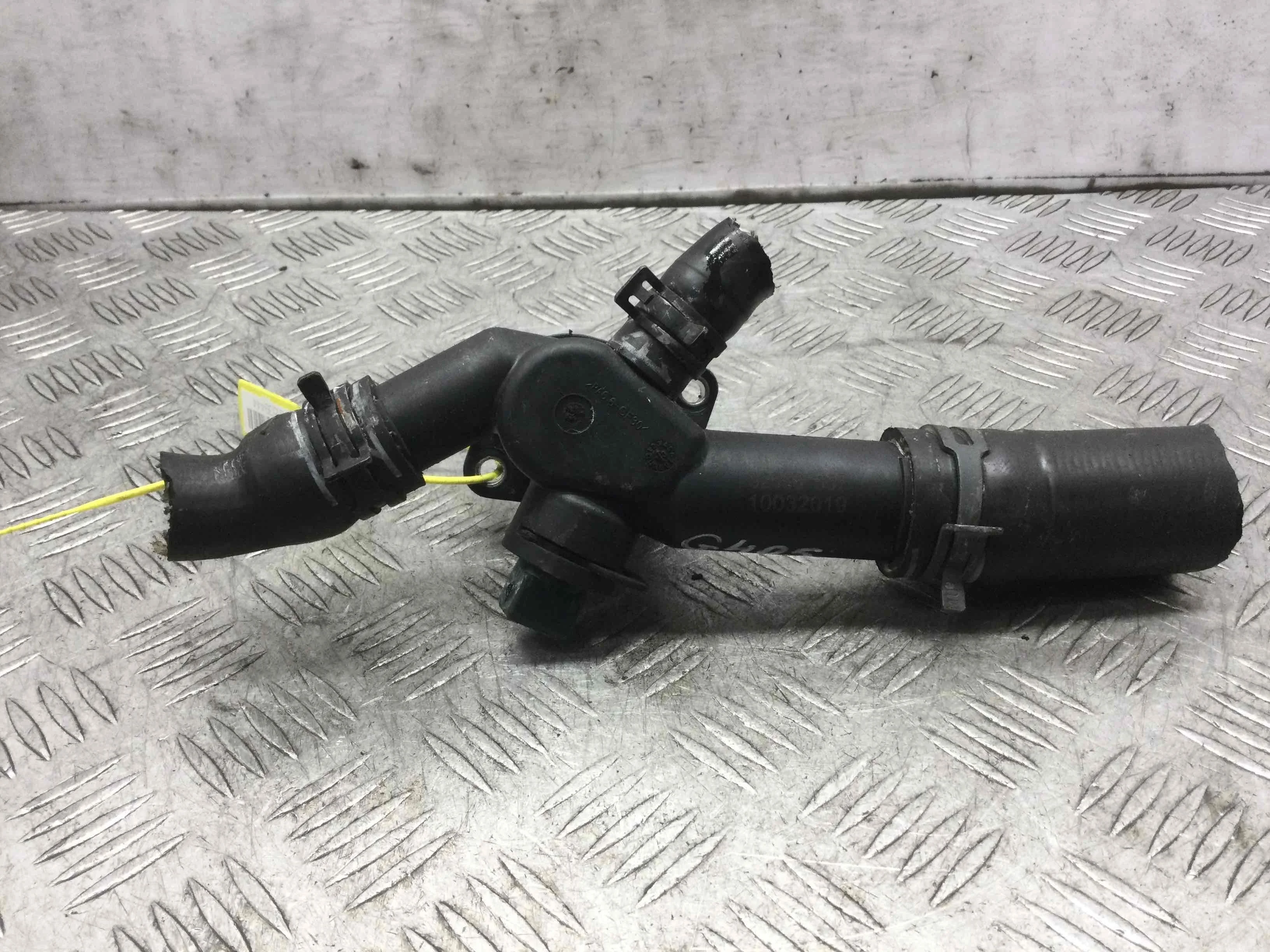 Фланец (тройник) системы охлаждения Volkswagen Golf 4 поколение (1997-2004) бензин 1.6  Механика Х/б