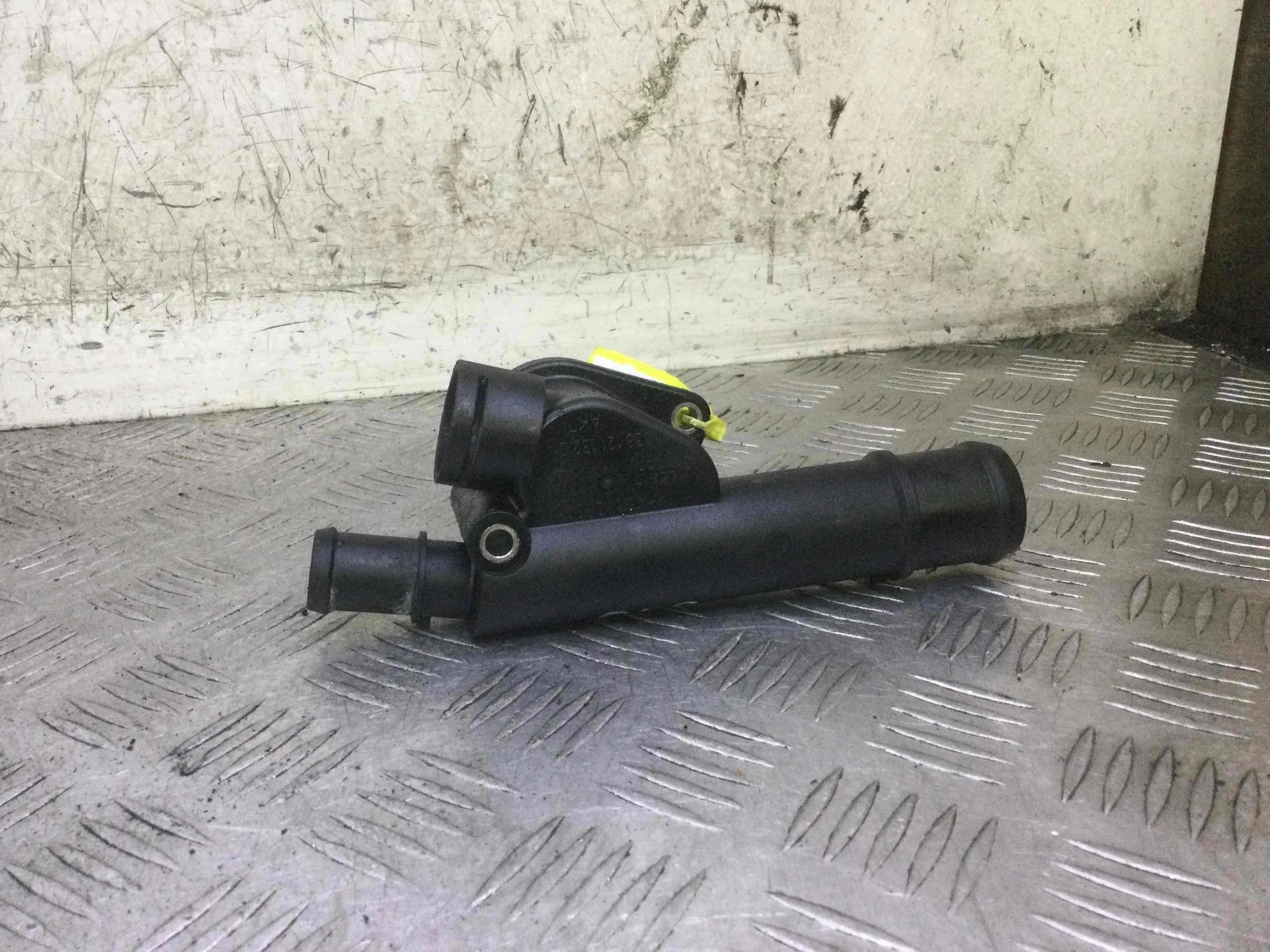 Фланец (тройник) системы охлаждения Audi A4 B7 (2004-2008) дизель 2.0 TDI Механика Седан