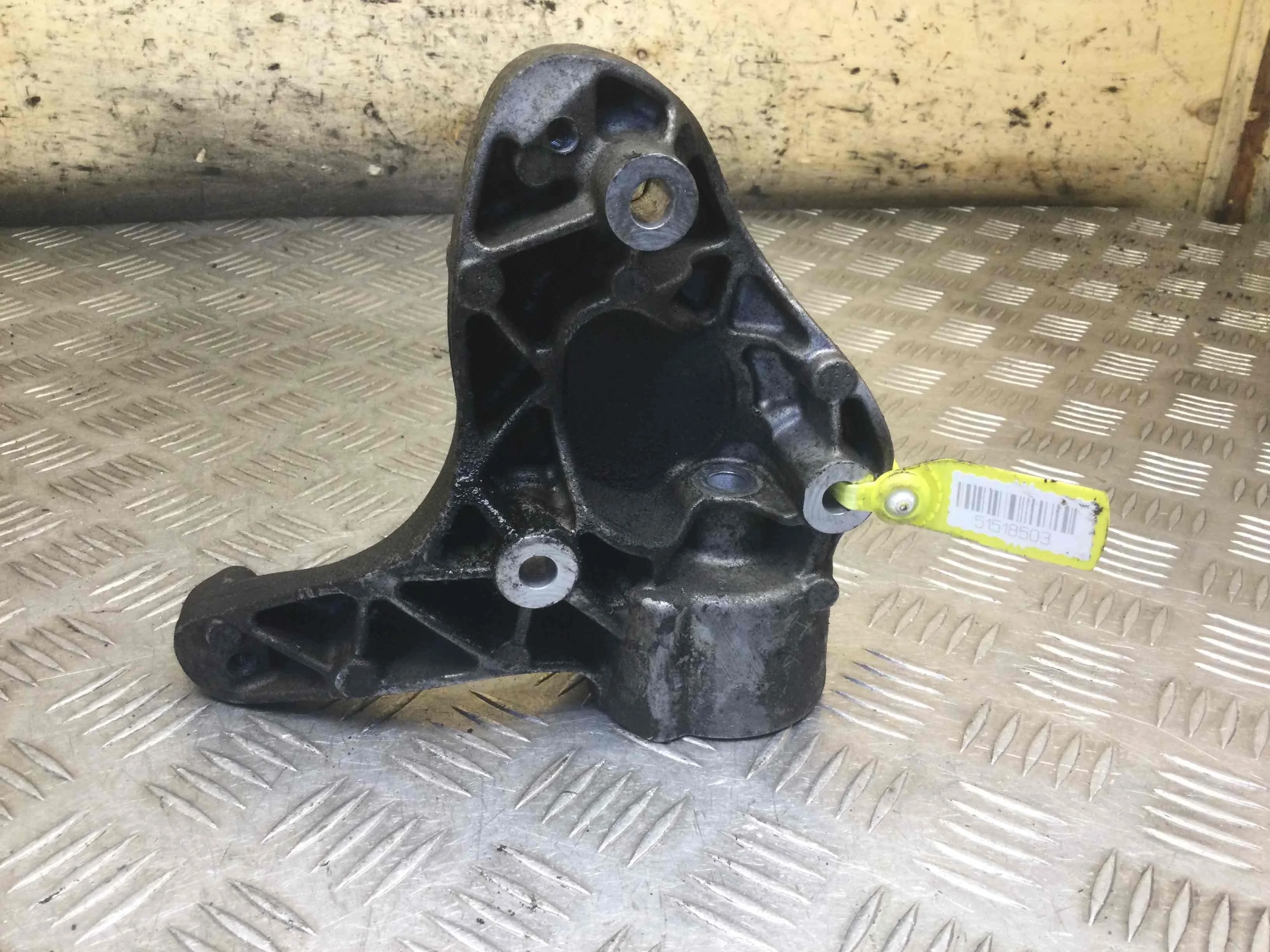 Кронштейн компрессора кондиционера Volkswagen Golf 4 поколение (1997-2004) бензин 1.6 i Механика Х/б