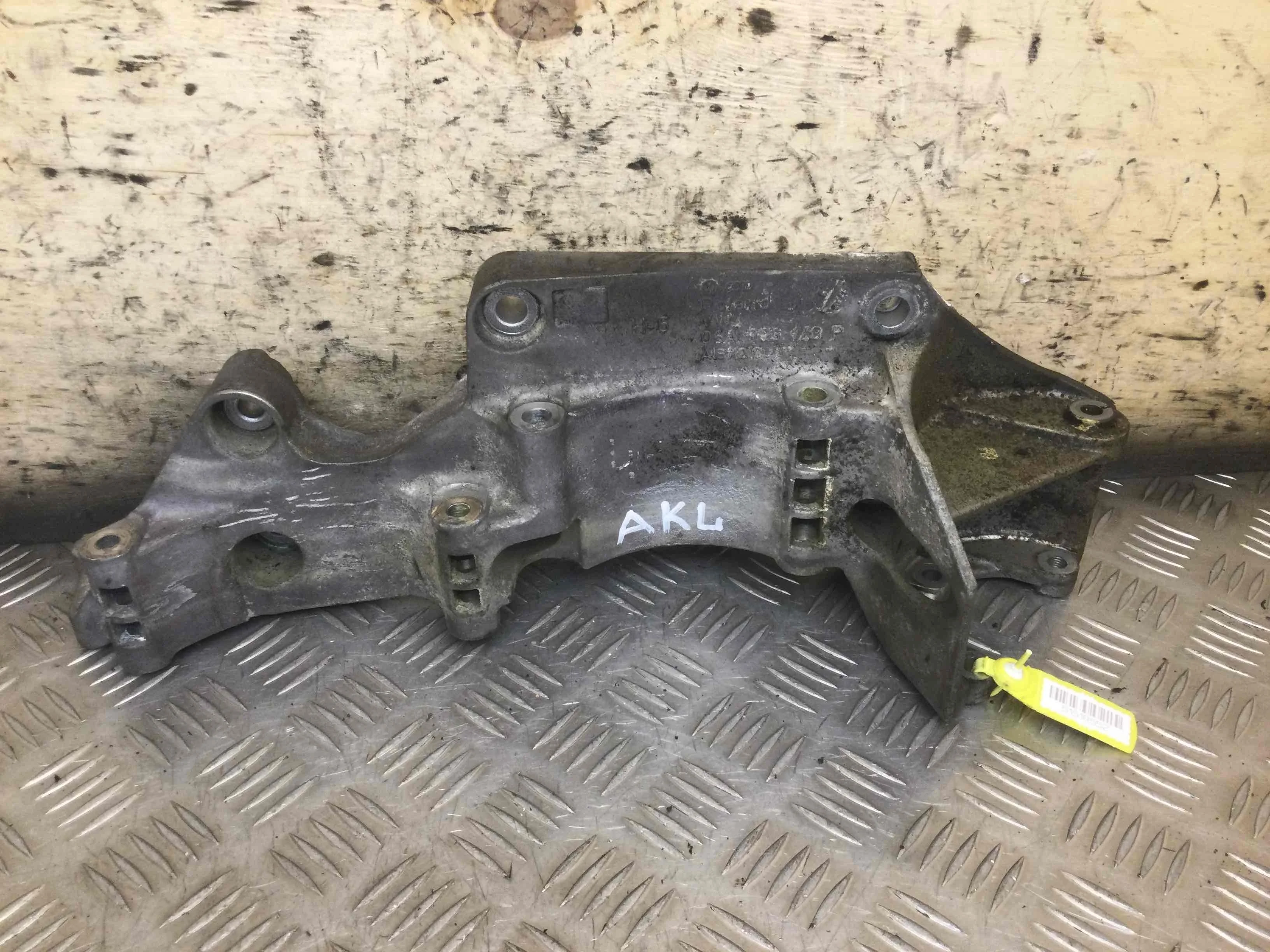 Кронштейн генератора Volkswagen Golf 4 поколение (1997-2004) бензин 1.6  Механика Х/б