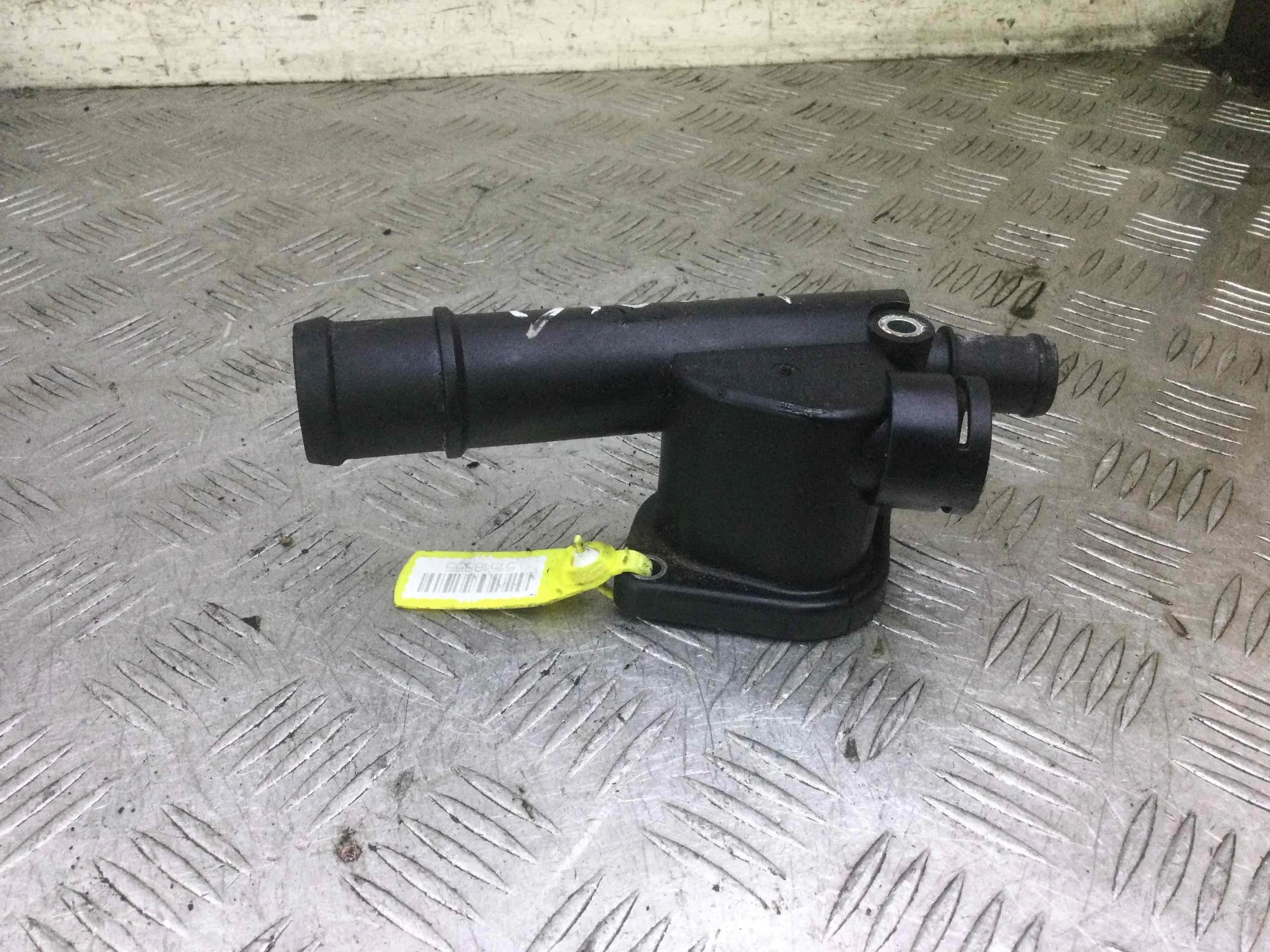 Фланец (тройник) системы охлаждения Audi A4 B7 (2004-2008) дизель 2.0 TDI Механика Седан