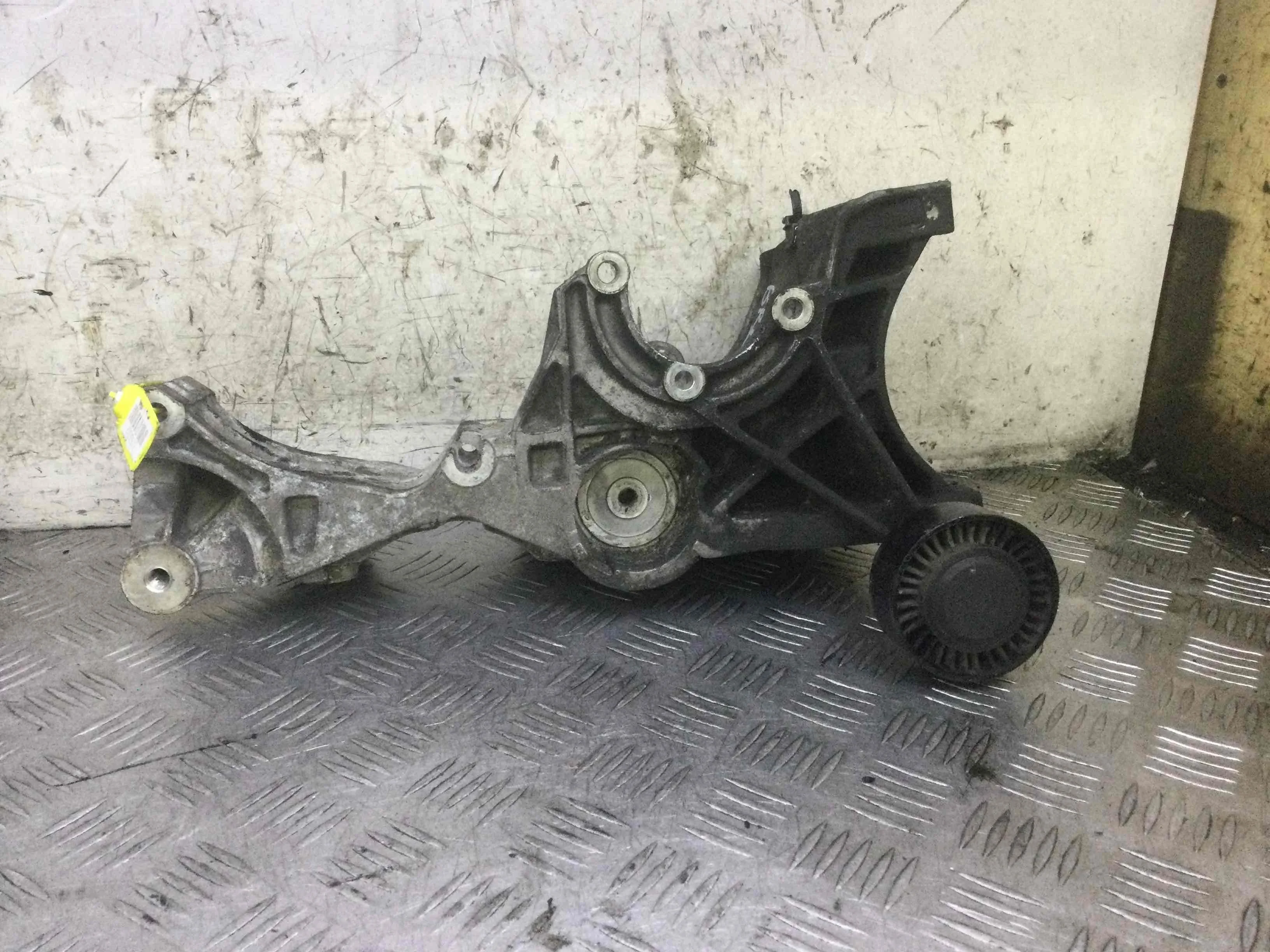 Кронштейн гидроусилителя Audi A4 B7 (2004-2008) дизель 2.0 TDI Механика Седан