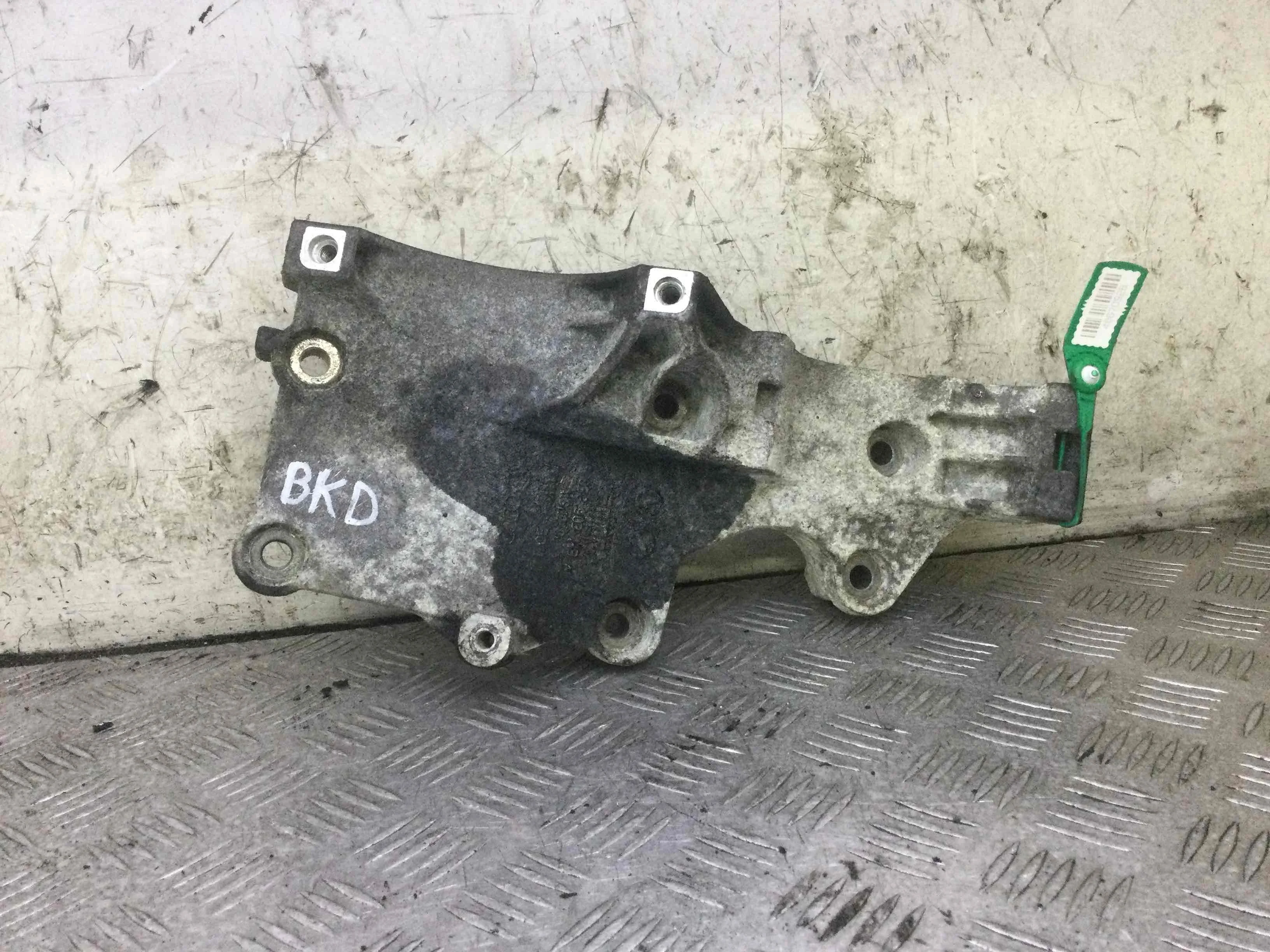 Кронштейн генератора Volkswagen Touran 1 поколение (2003-2006) дизель 2.0 TDI Механика Минивэн