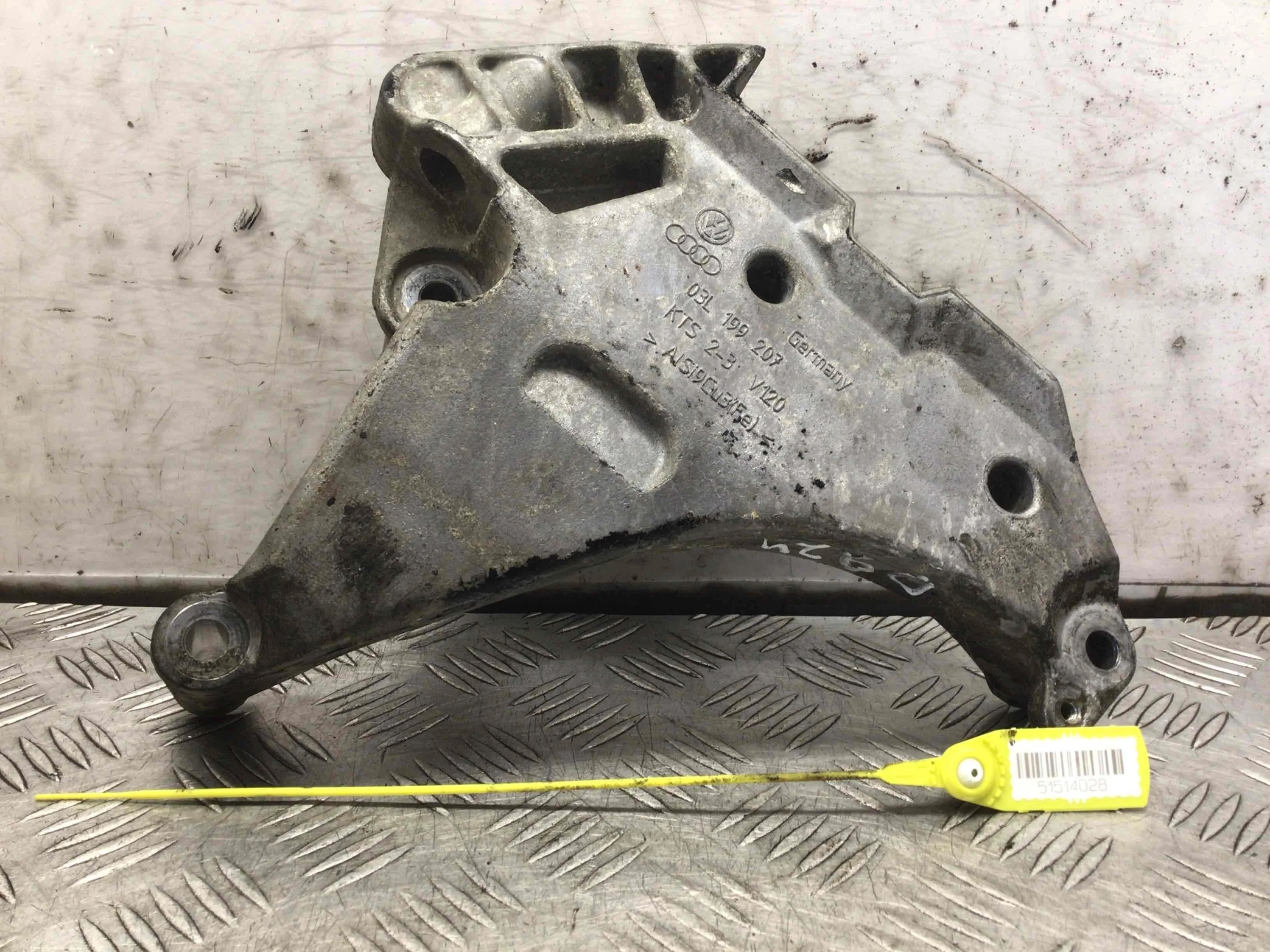 Кронштейн двигателя Volkswagen Passat B6 (2005-2010) дизель 2.0 TDI DSG Седан