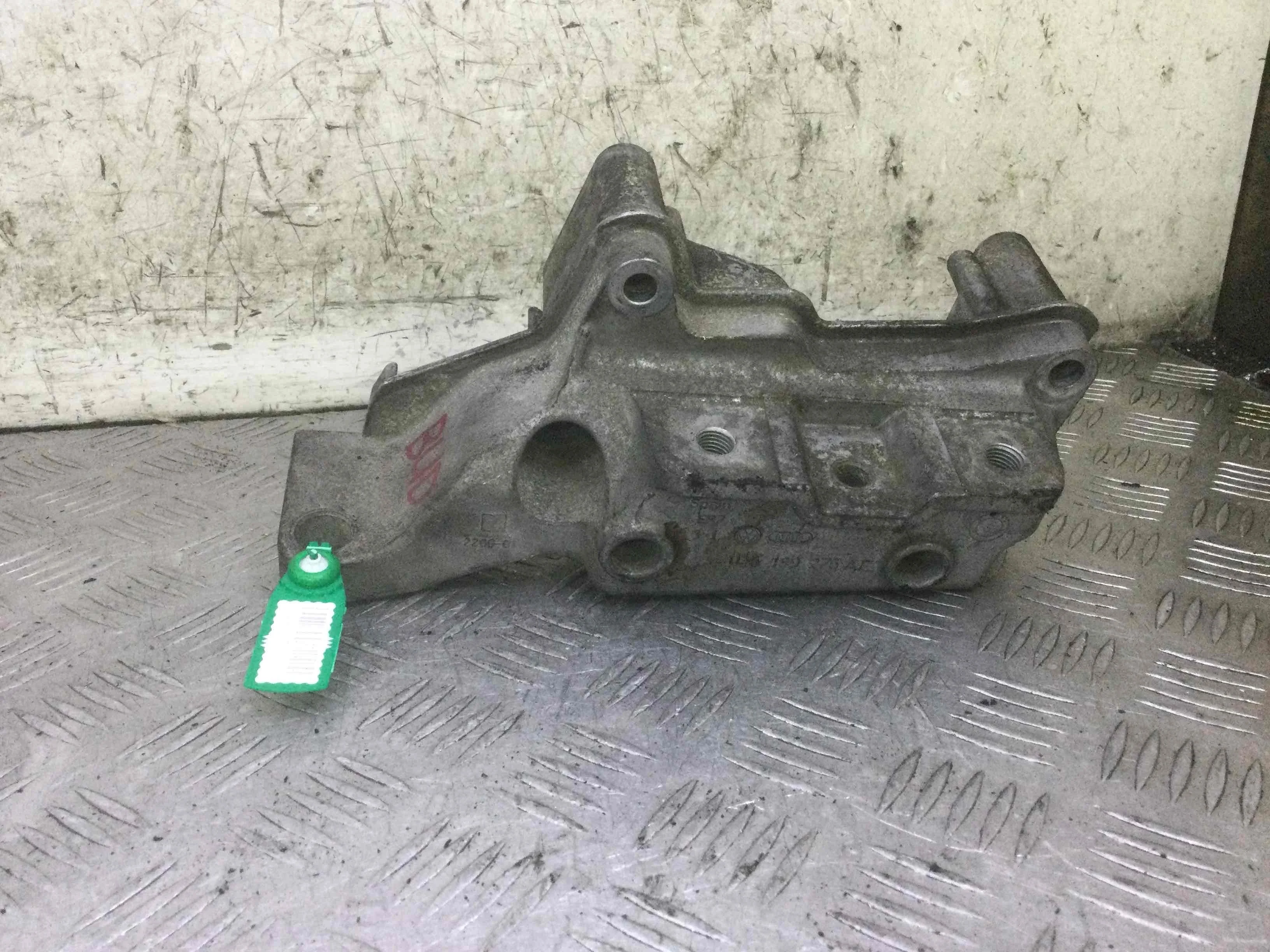 Кронштейн двигателя Volkswagen Golf 5 поколение (2004-2009) бензин 1.4 i Механика Х/б