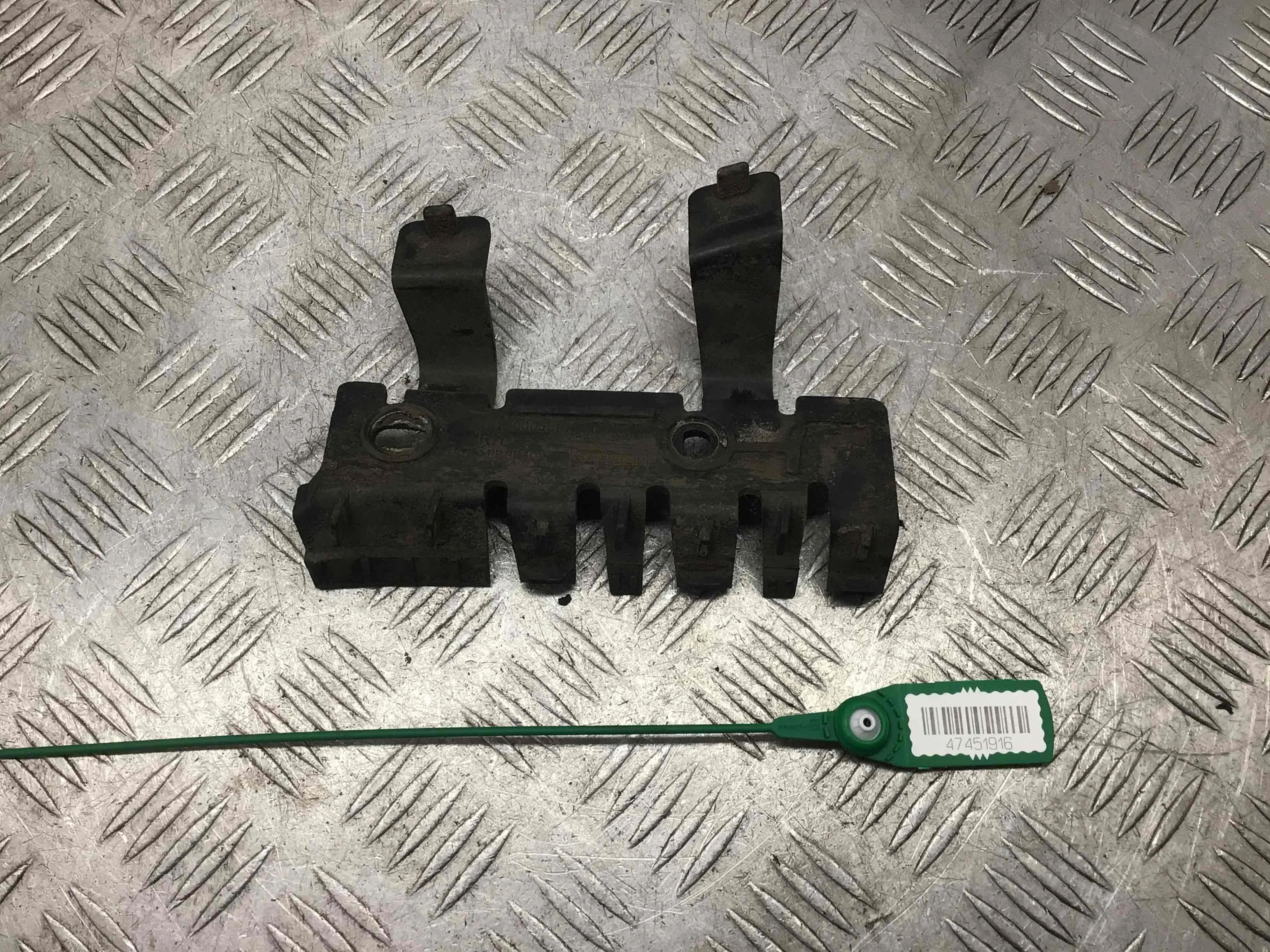 Кронштейн бампера заднего Land Rover Discovery Discovery III (LA) 2004 - 2009 дизель 2.7 TD Автомат