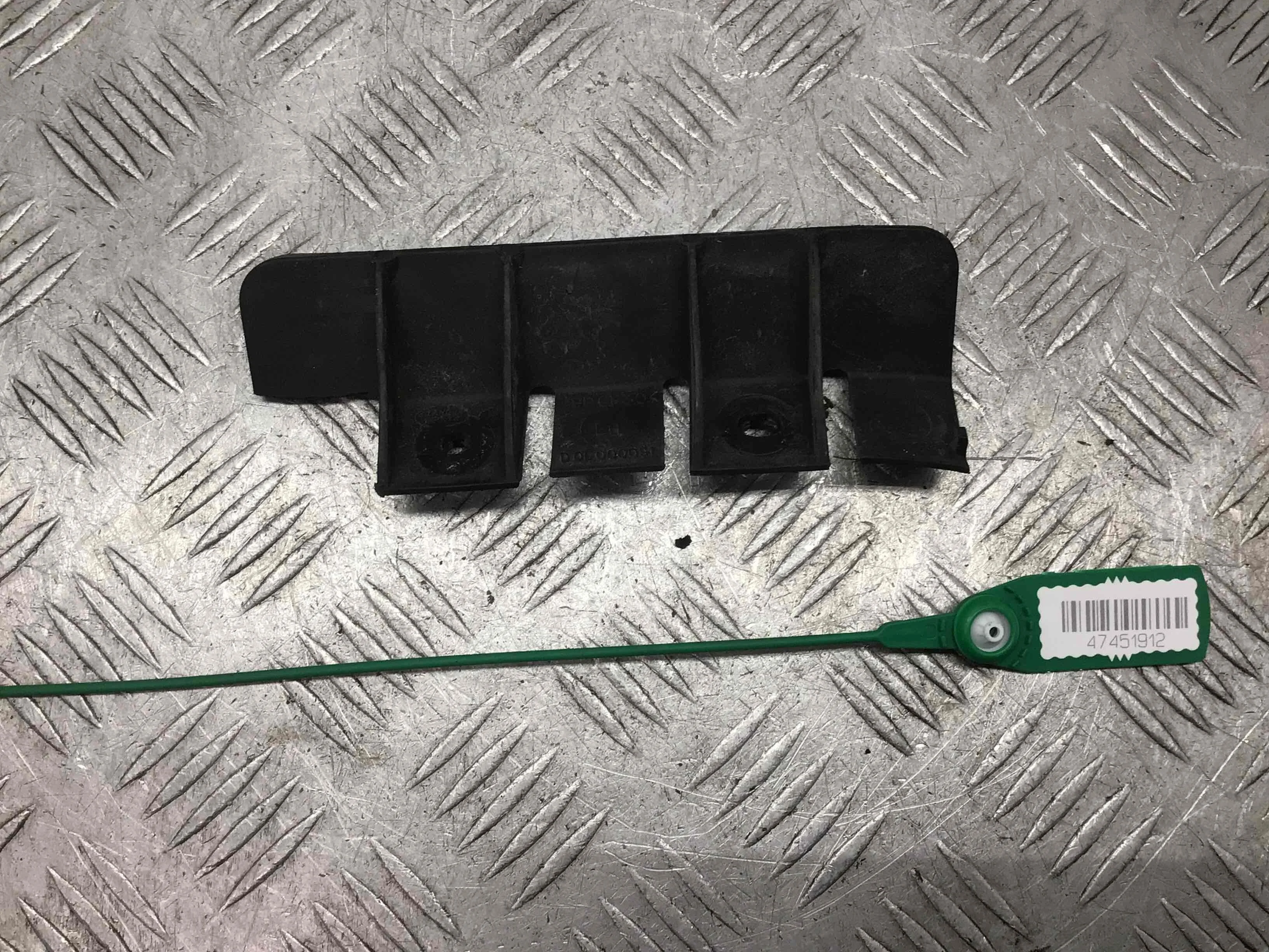 Кронштейн бампера заднего Land Rover Discovery Discovery III (LA) 2004 - 2009 дизель 2.7 TD Автомат