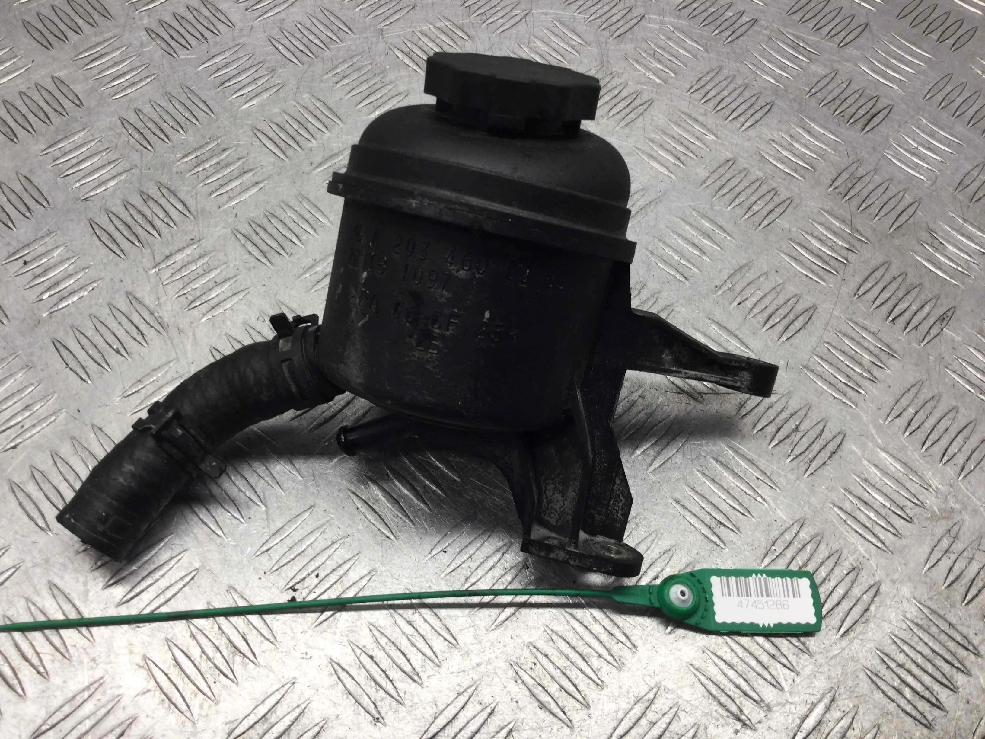 Бачок гидроусилителя Mercedes C-klasse W203/S203/CL203 (2000-2004) дизель 2.2  Автомат Седан