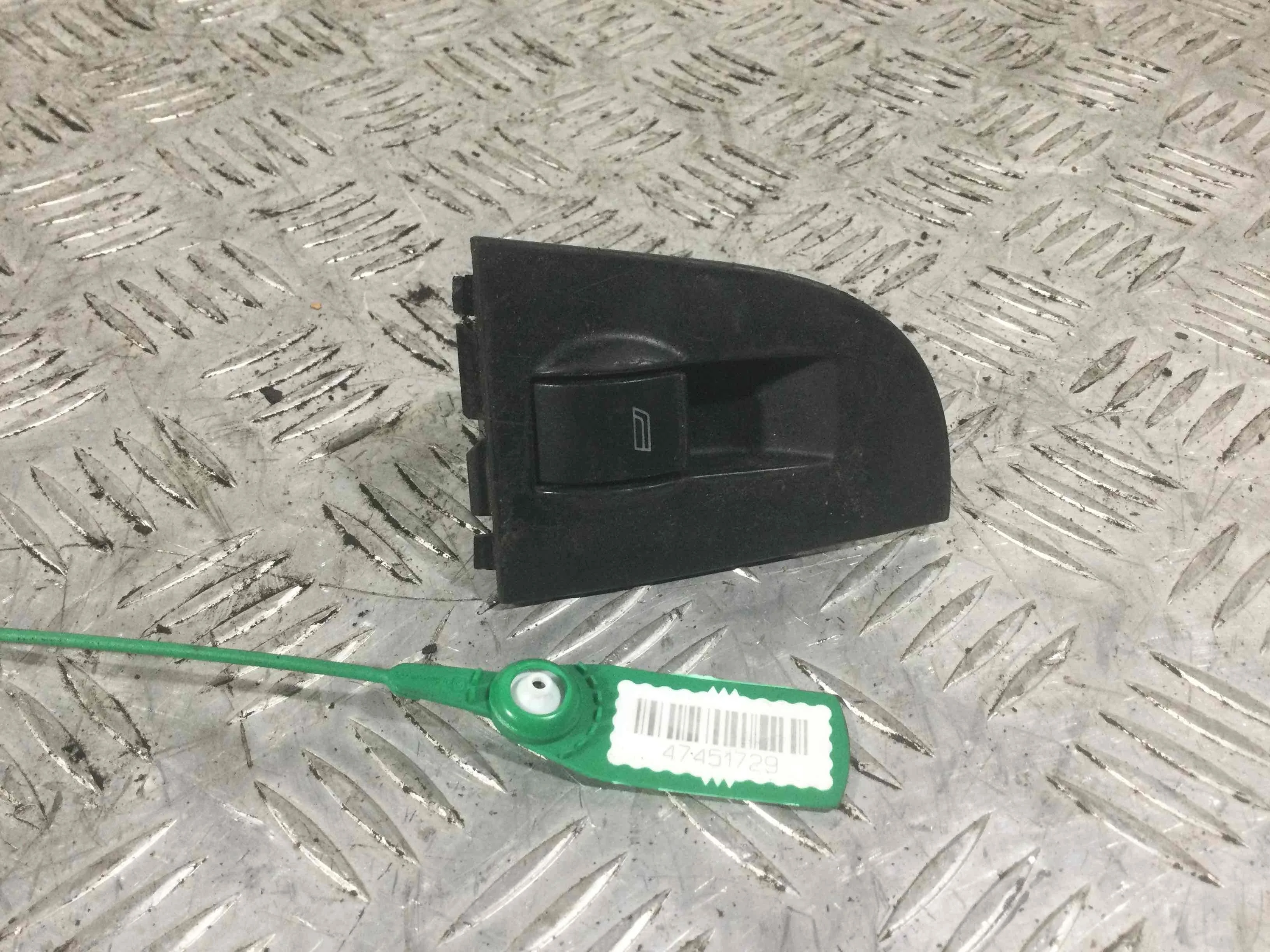 Кнопка стеклоподъемника заднего правого Audi A6 C5/4B (1997-2004) бензин 1.8  Механика Седан