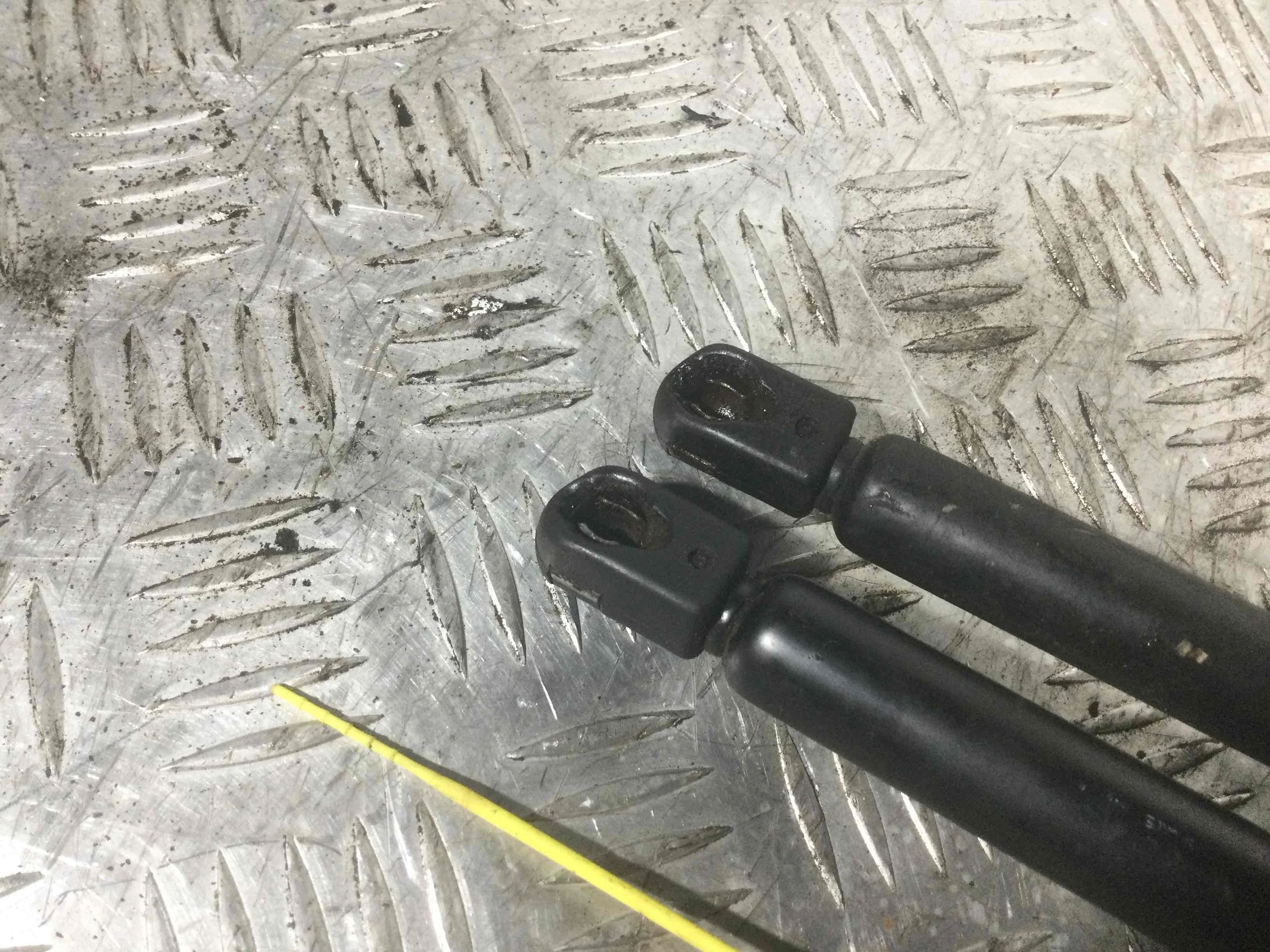 Амортизатор крышки багажника (3-5 двери) Volkswagen Passat B5 (1996-2000) дизель 1.9 TDI Механика Седан