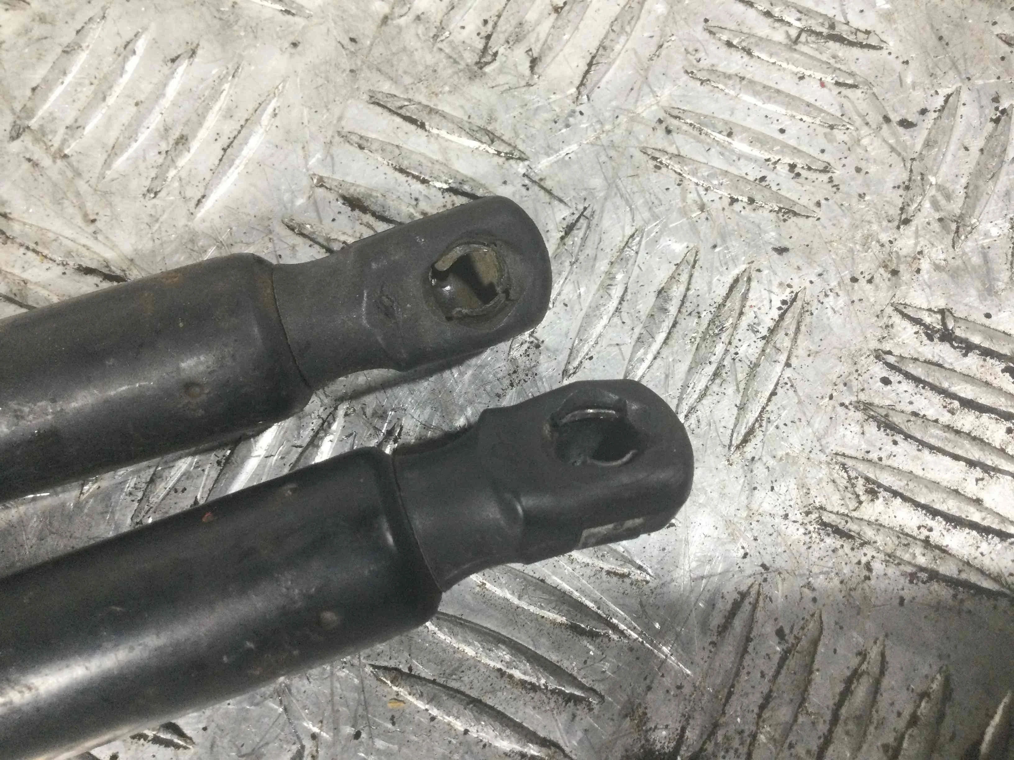 Амортизатор крышки багажника (3-5 двери) Renault Megane 2 поколение (2002-2006) дизель 1.9 DCI Механика Седан