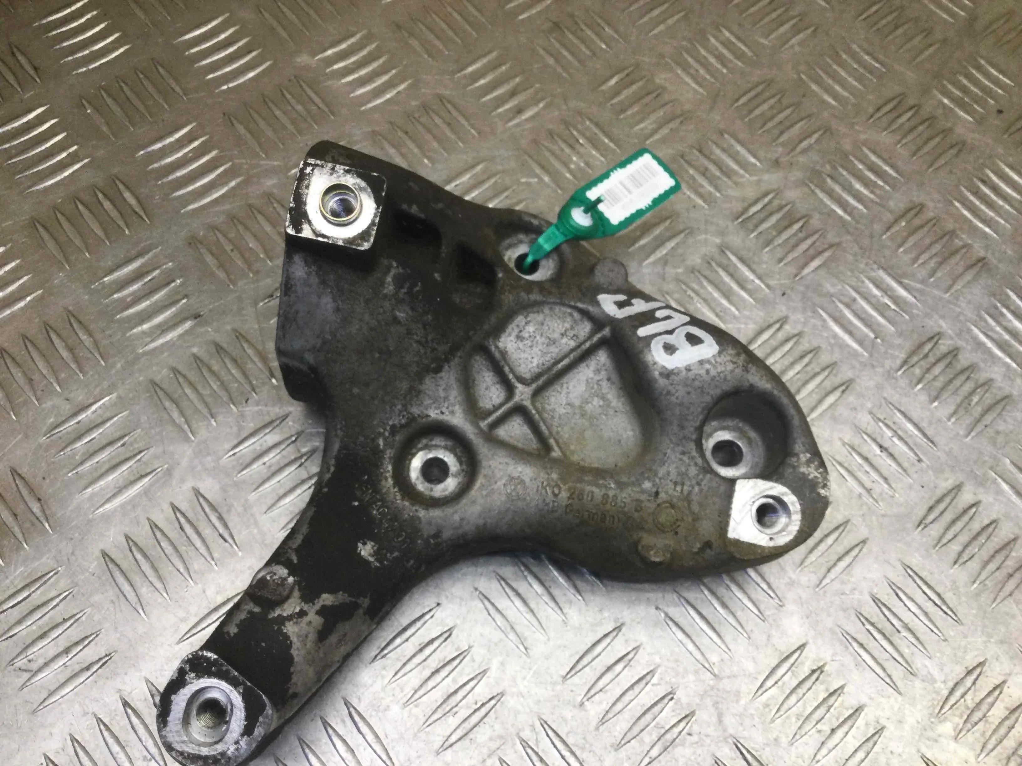 Кронштейн компрессора кондиционера Audi A3 8P (2003-2005) бензин 1.6 i Механика Х/б