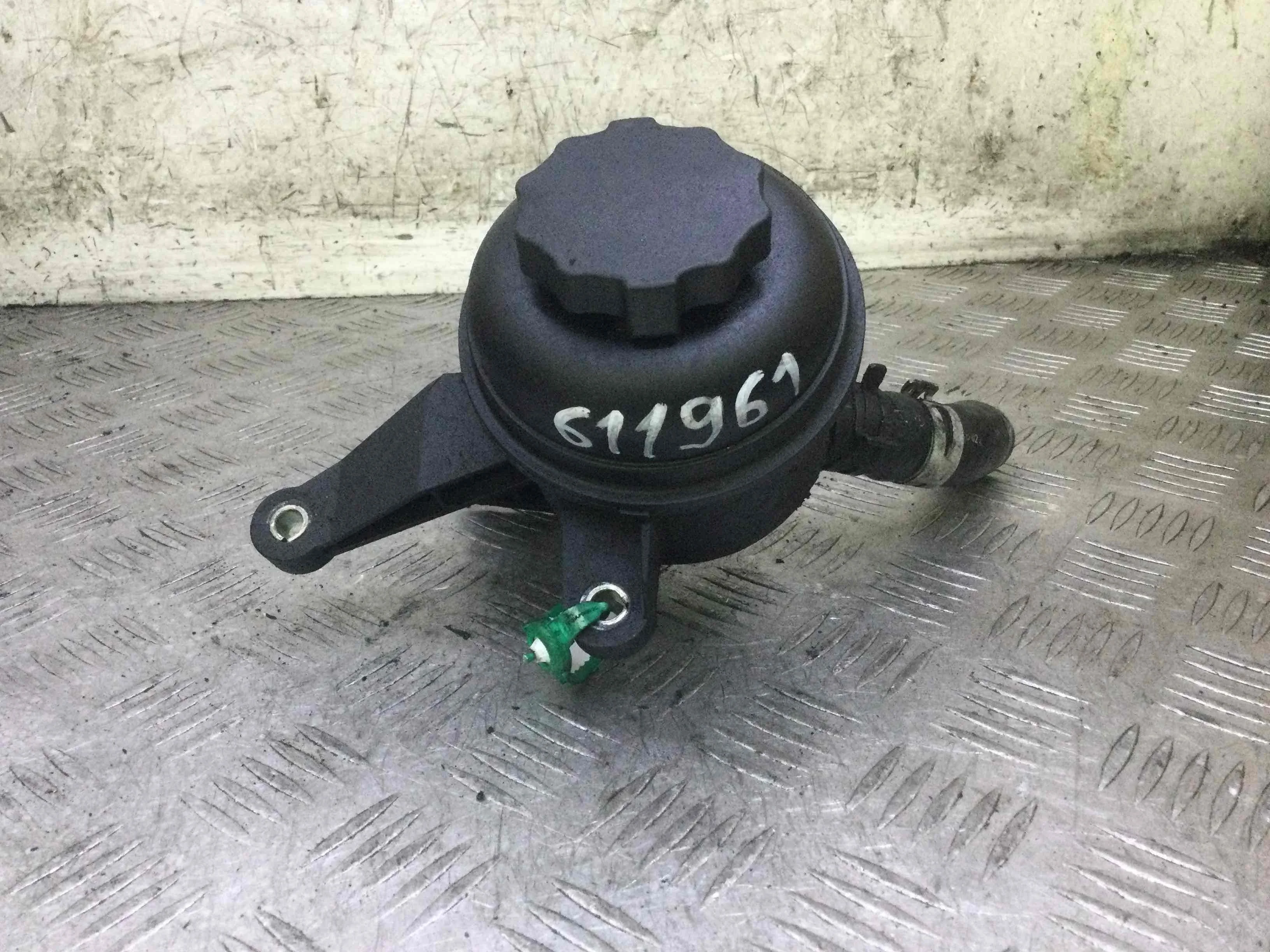 Бачок гидроусилителя Mercedes C-klasse W203/S203/CL203 (2000-2004) дизель 2.2  Автомат Седан