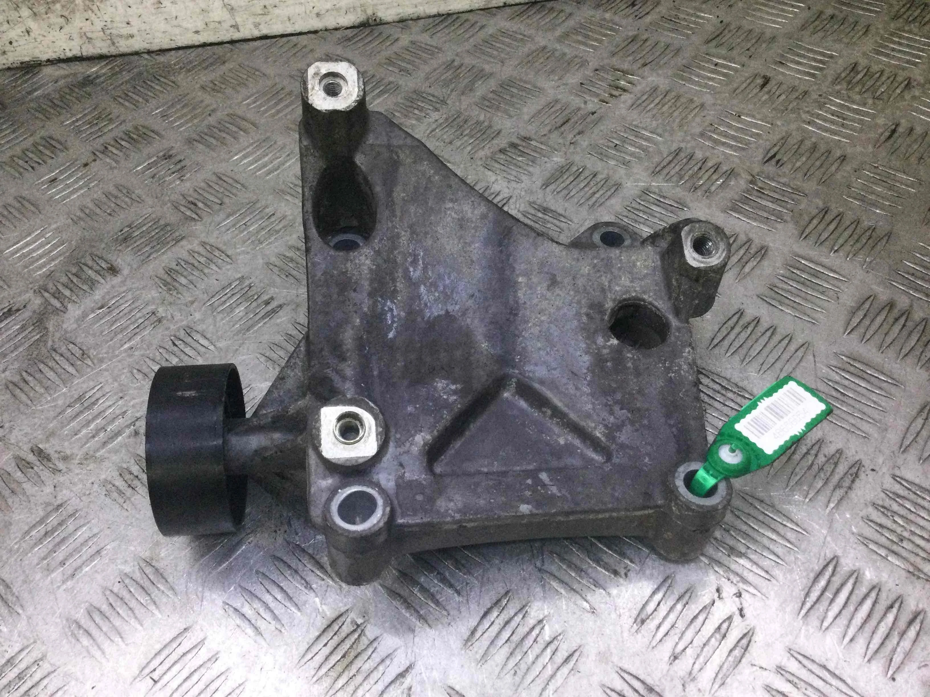 Кронштейн компрессора кондиционера Volkswagen Passat B5 (1996-2000) бензин 2.3 i Механика Седан