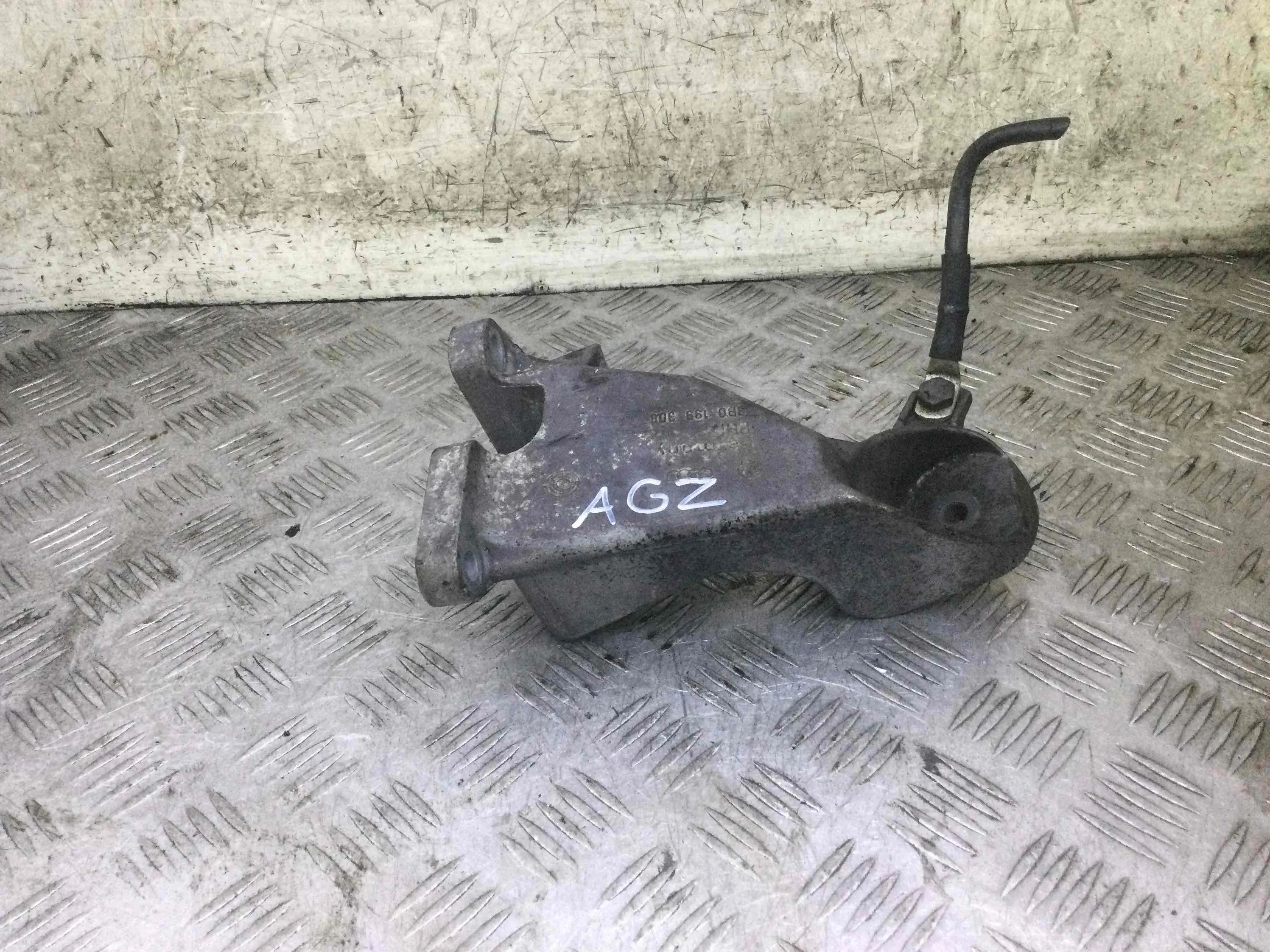 Кронштейн двигателя Volkswagen Passat B5 (1996-2000) бензин 2.3 i Механика Седан