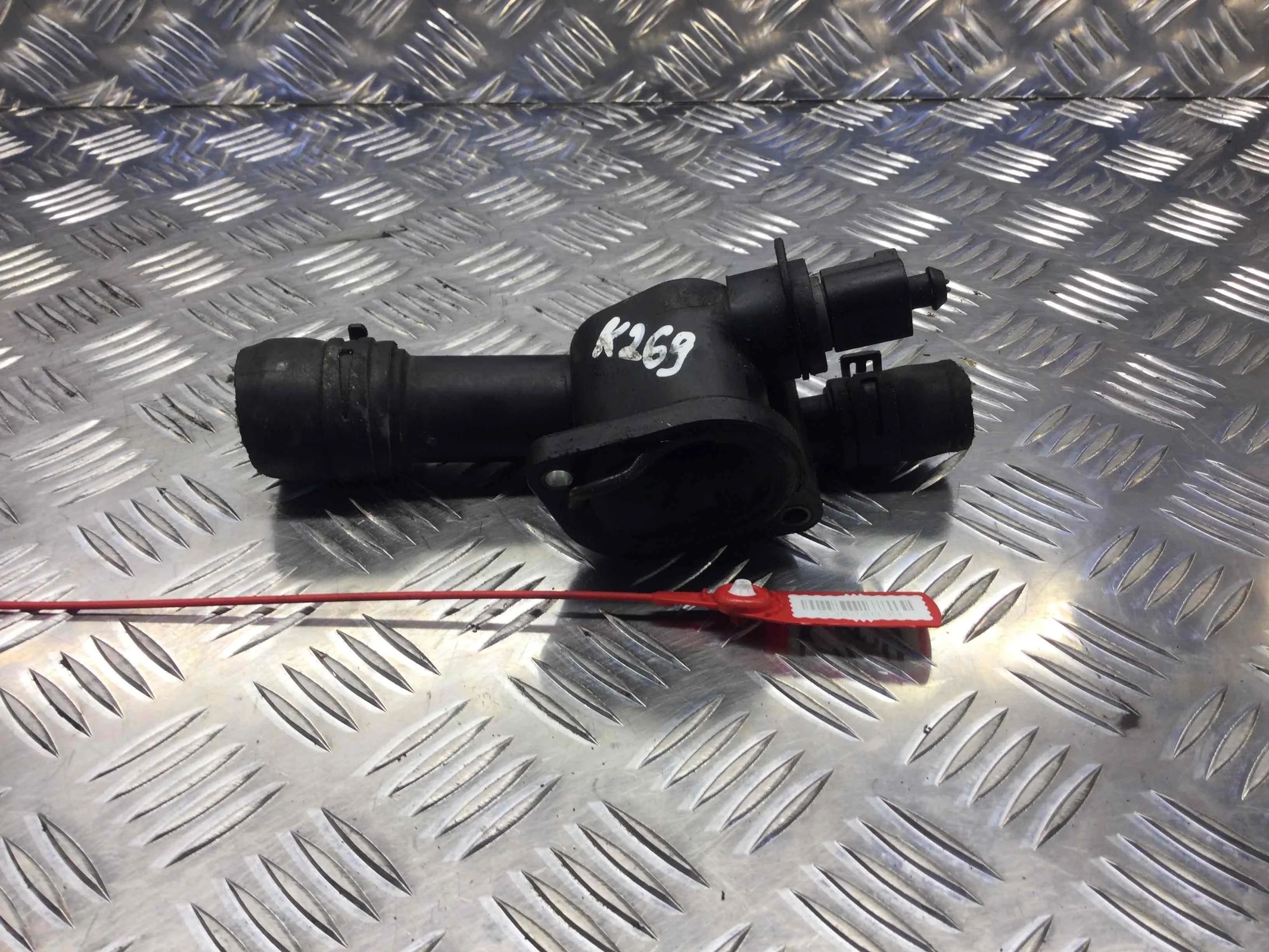 Фланец (тройник) системы охлаждения Volkswagen Passat B6 (2005-2010) дизель 2.0 TDI Механика Универсал