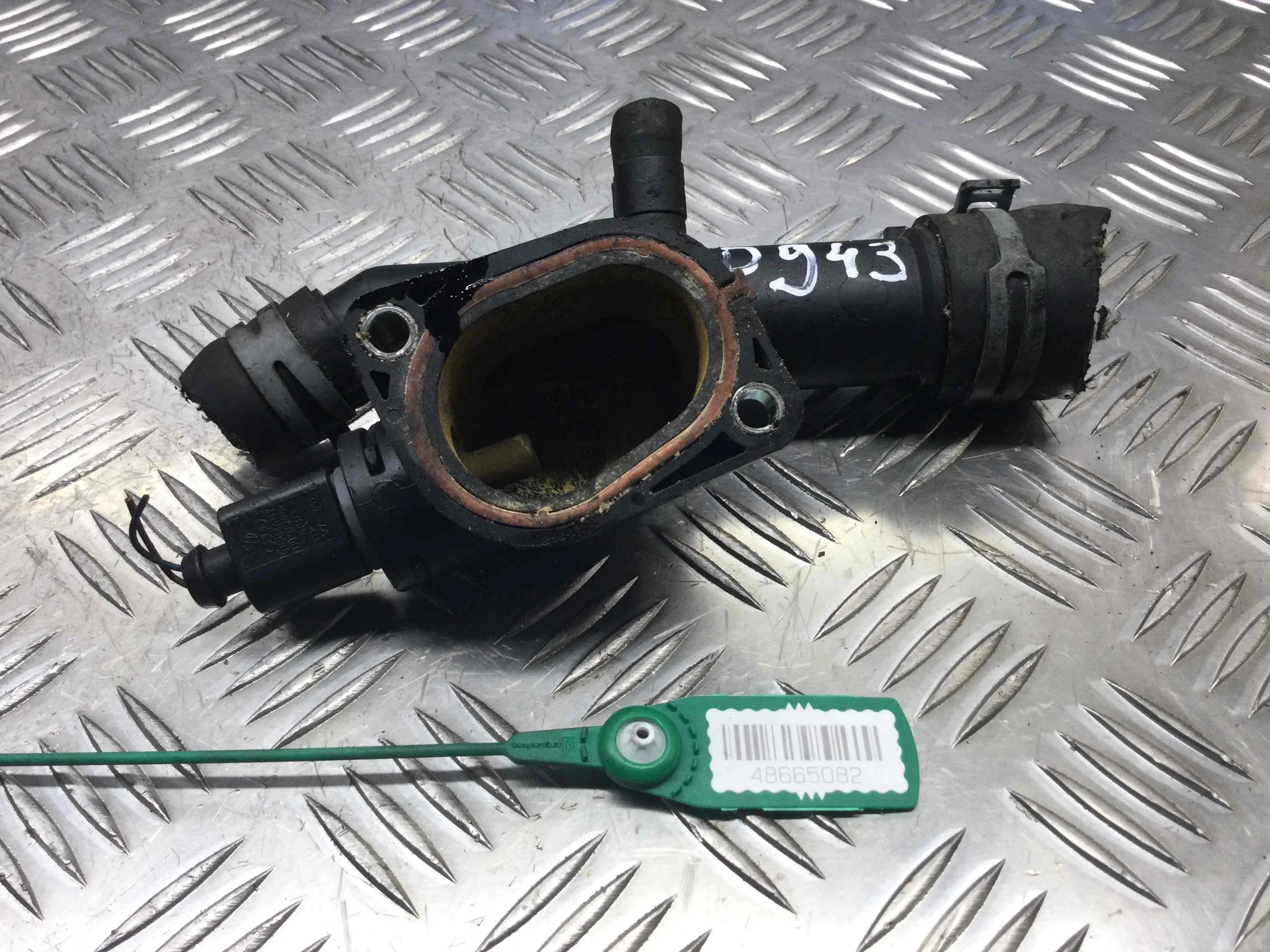 Фланец (тройник) системы охлаждения Volkswagen Golf 6 поколение (2008-2015) дизель 2.0  Механика Х/б