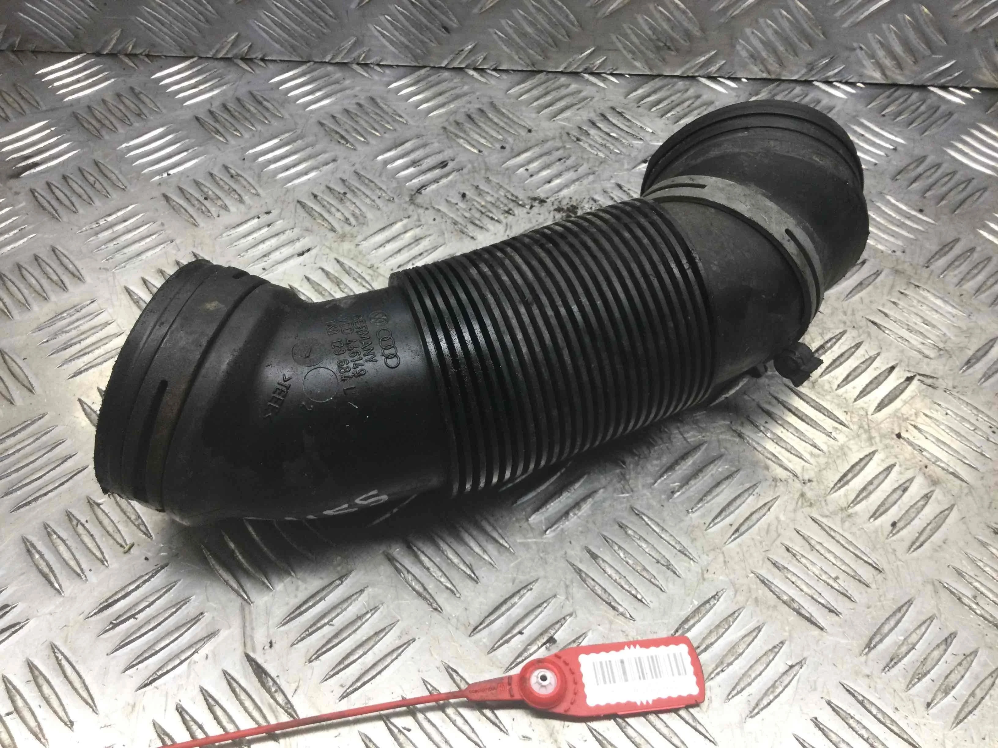 Патрубок воздушного фильтра Volkswagen Tiguan 1 поколение (2007-2011) бензин 2.0 TSI DSG