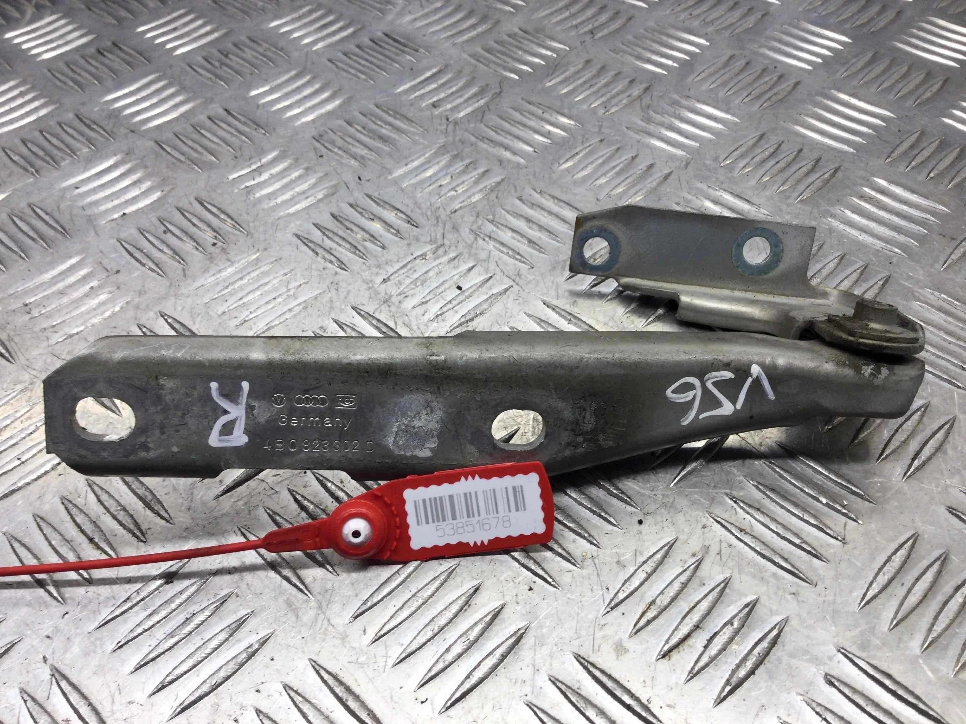 Петля капота правая Audi A6 C5/4B (1997-2004) дизель 2.5 TDI Вариатор Универсал