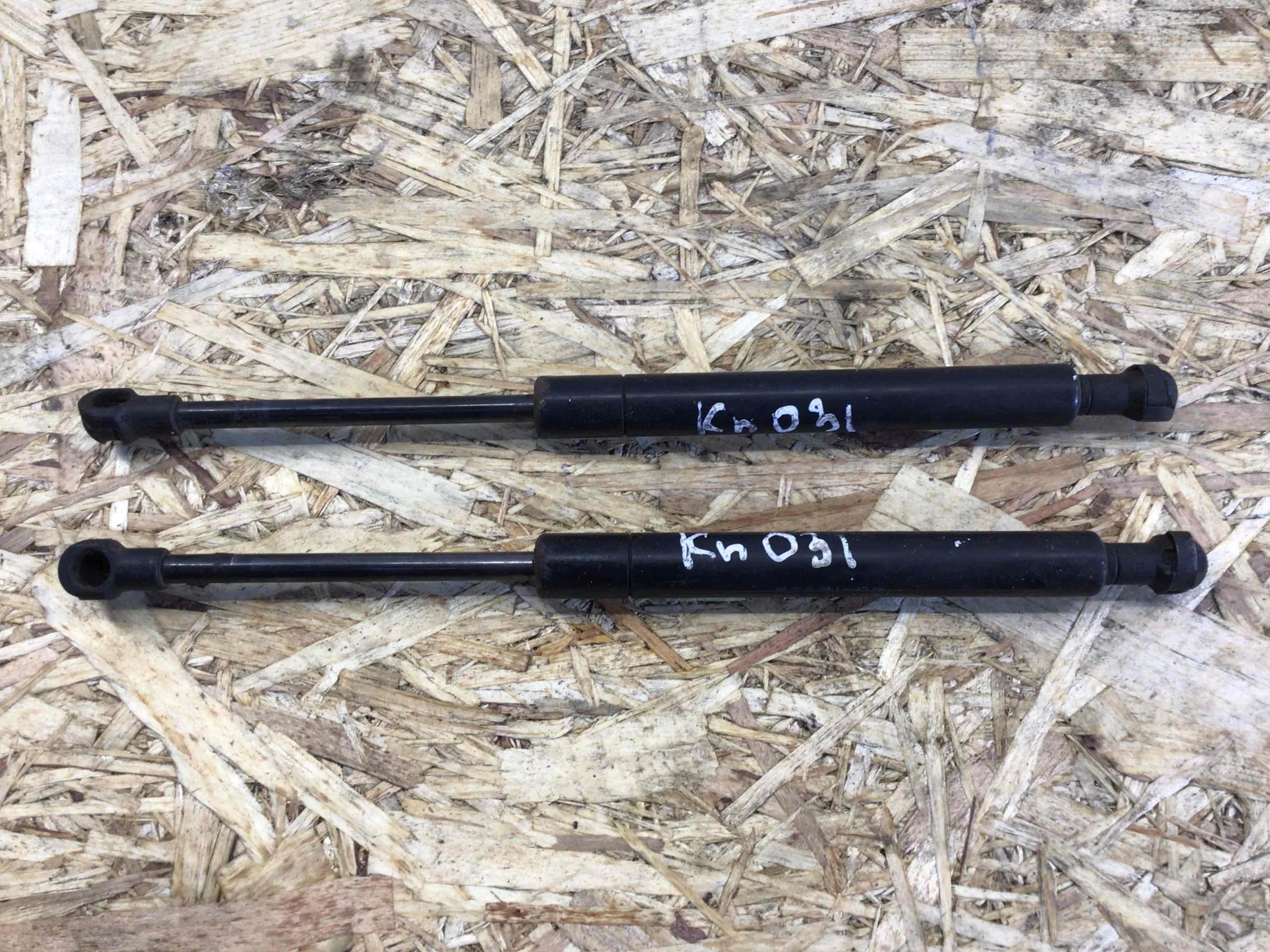 Амортизатор капота Land Rover Range Rover 3 поколение (2002-2005) бензин 4.4