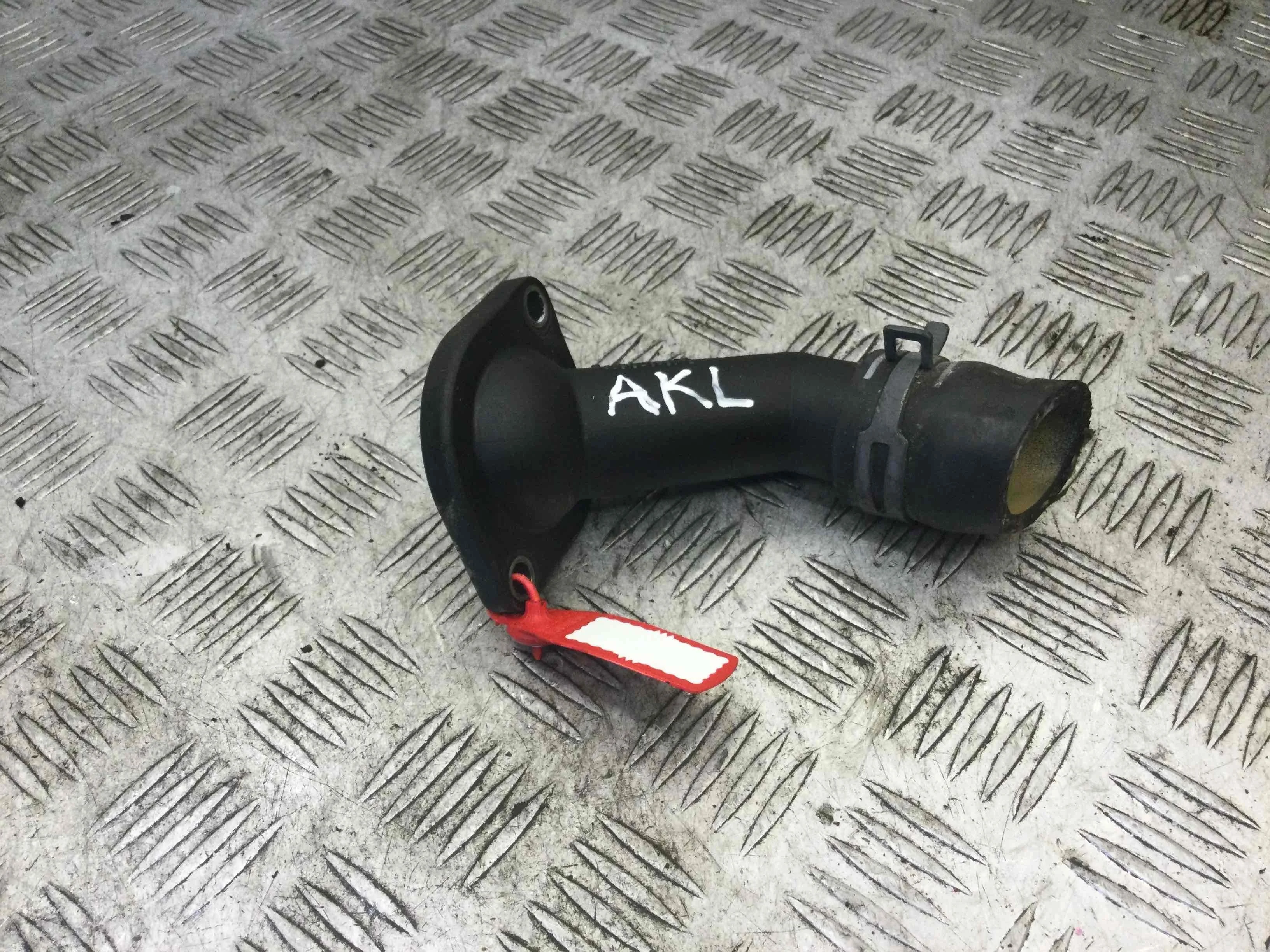 Фланец (тройник) системы охлаждения Audi A3 8L (1996-2000) бензин 1.6  Механика Х/б