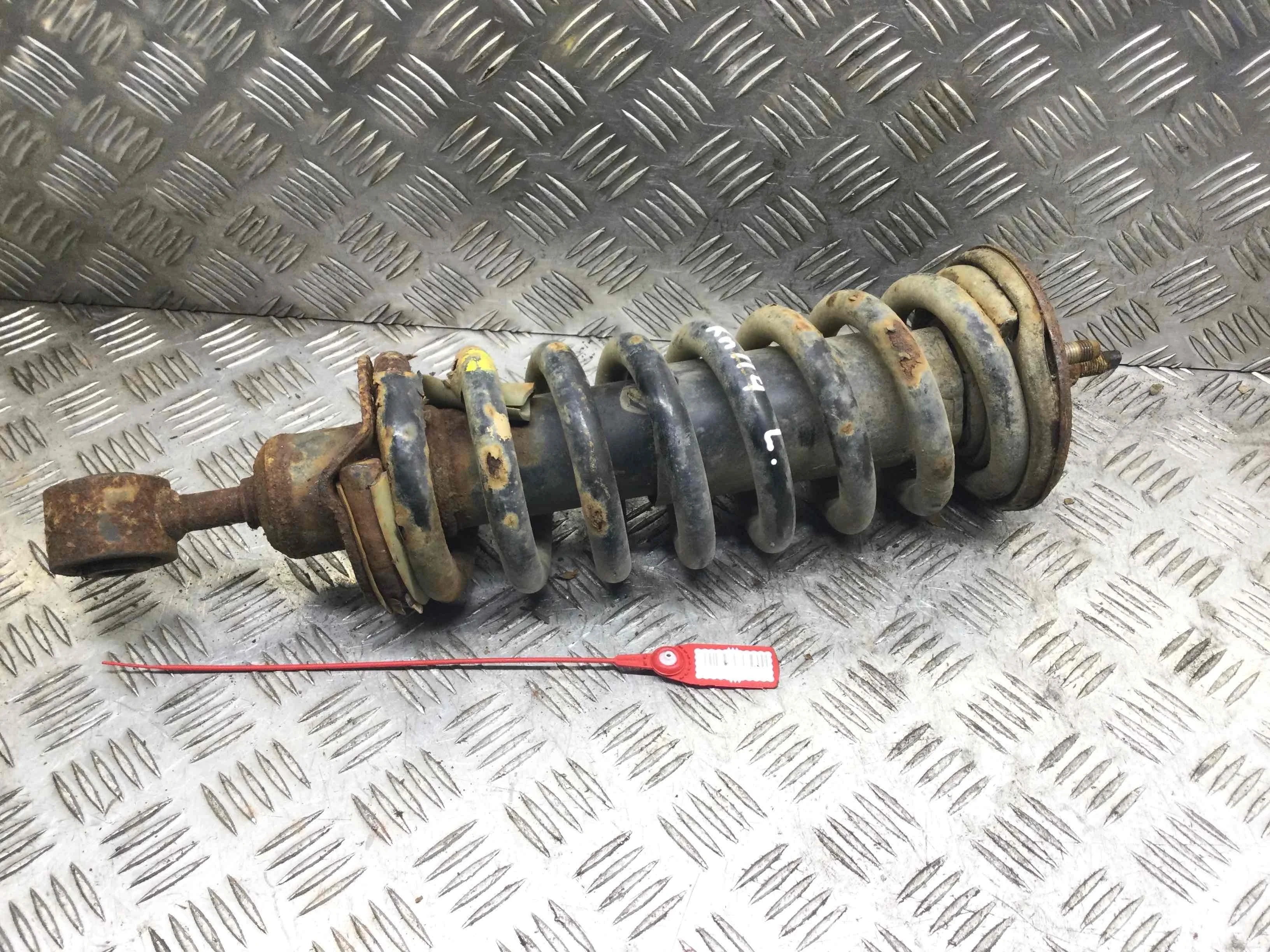 Стойка передняя левая Nissan Navara D40 (2005-2010) дизель 2.5 DCI Механика