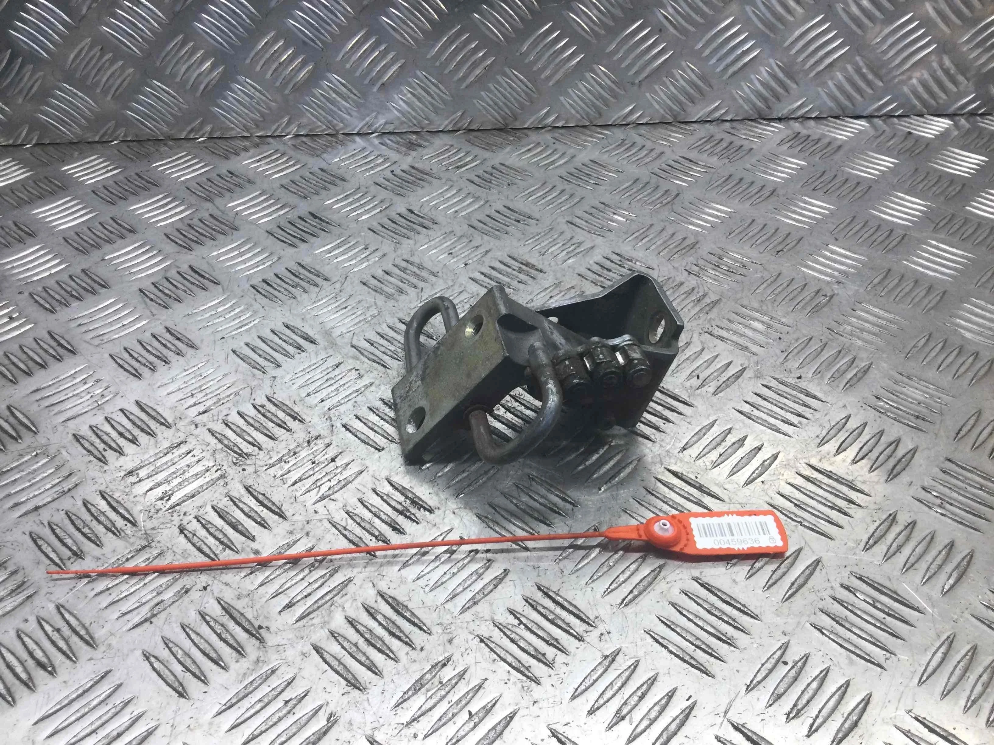 Петля двери передней правой Volkswagen Passat B5+ [рестайлинг] (2000-2005) дизель 1.9 TDI Механика Седан