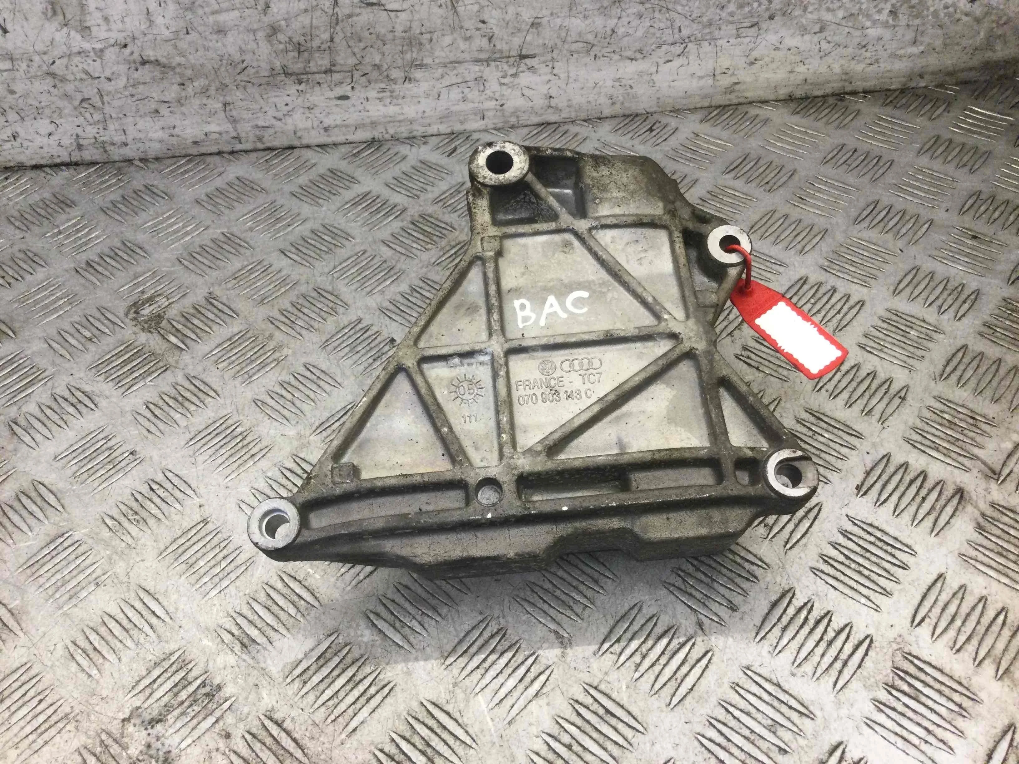 Кронштейн генератора Volkswagen Touareg 1 поколение 2002-2007 дизель 2.5 TDI Автомат