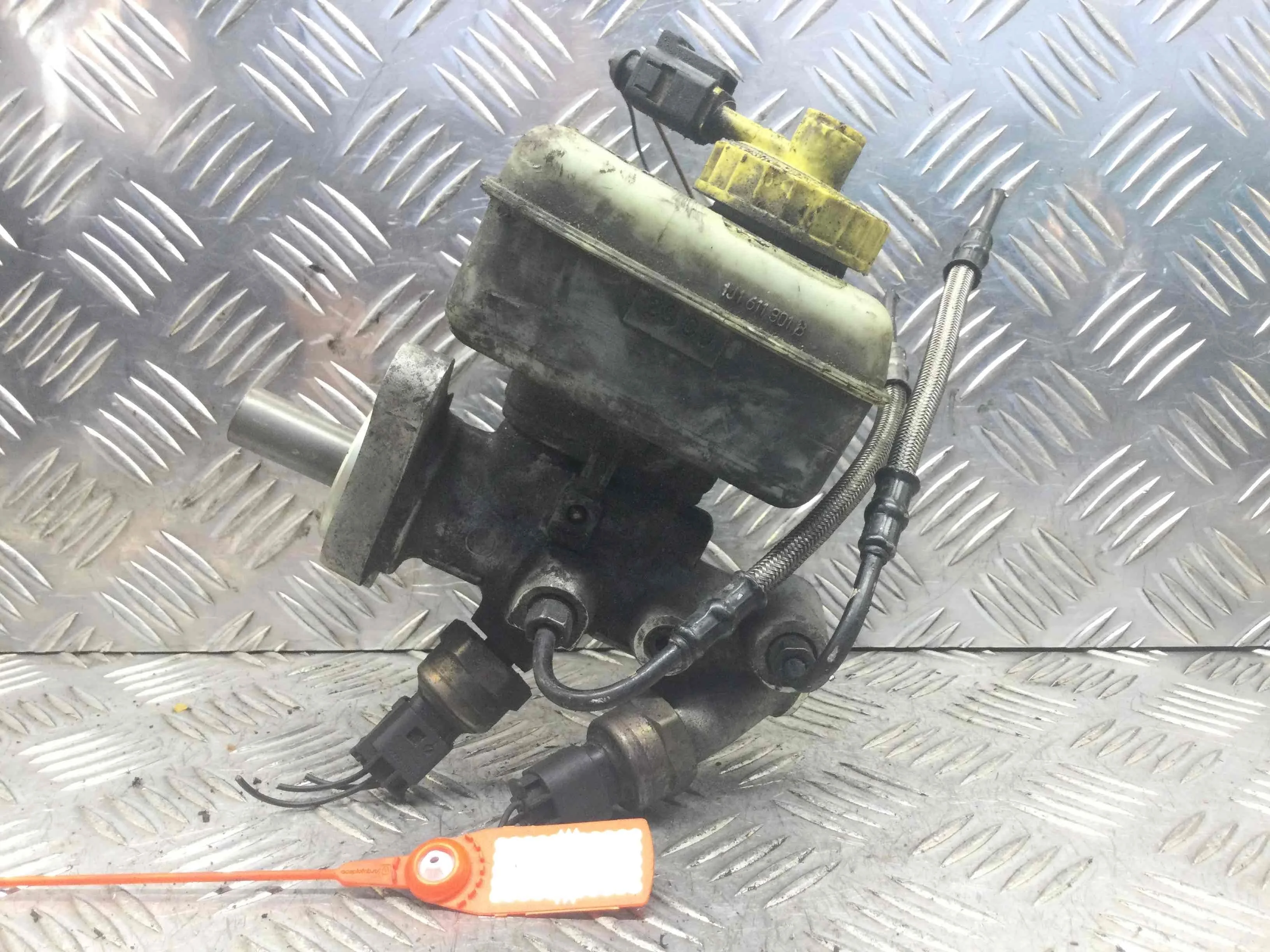 Цилиндр тормозной главный Audi A3 8L (1996-2000) дизель 1.9  Механика Х/б