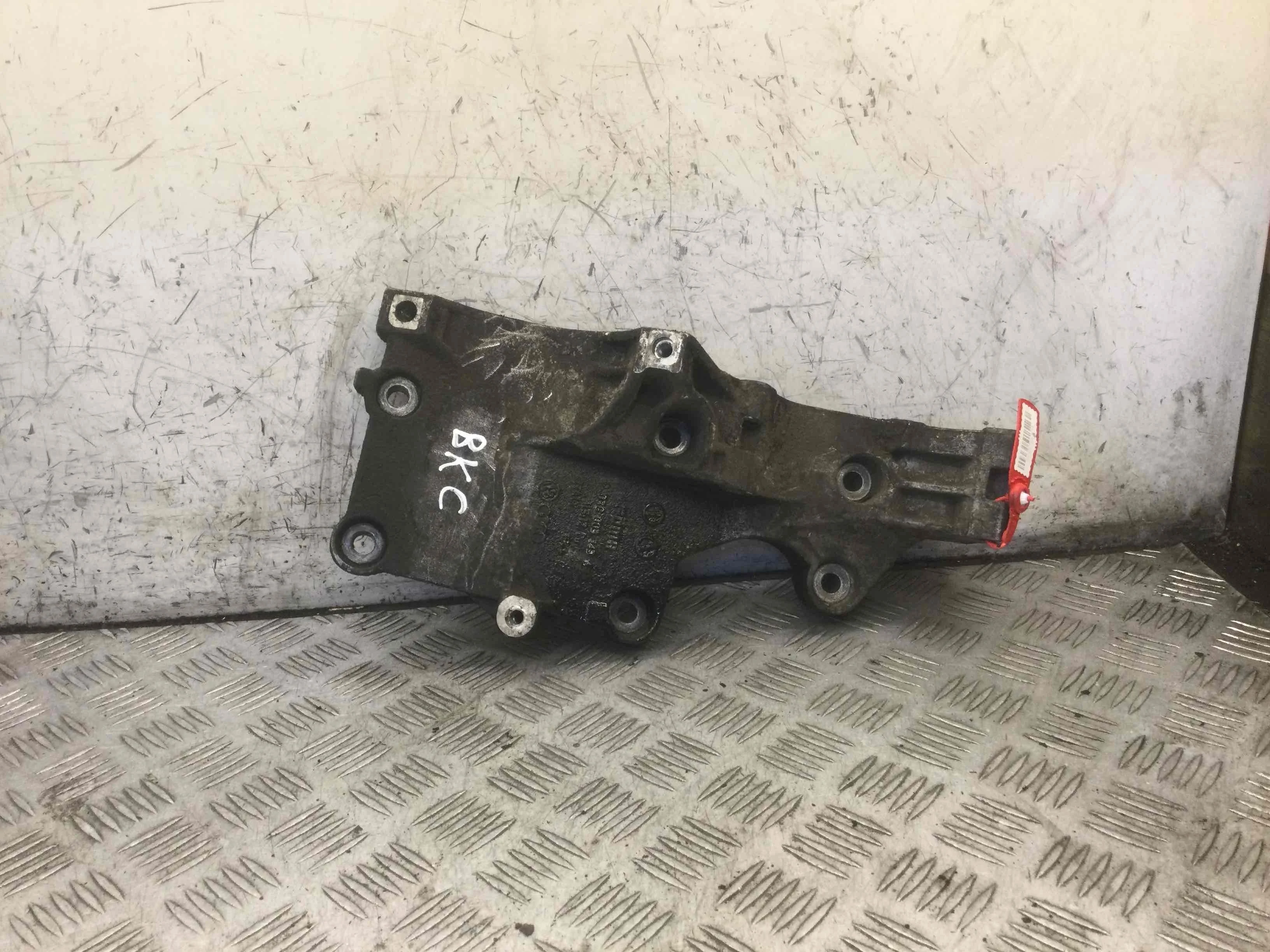 Кронштейн компрессора кондиционера Volkswagen Golf Plus 1 поколение (2005-2009) дизель 1.9 TDI Механика Х/б