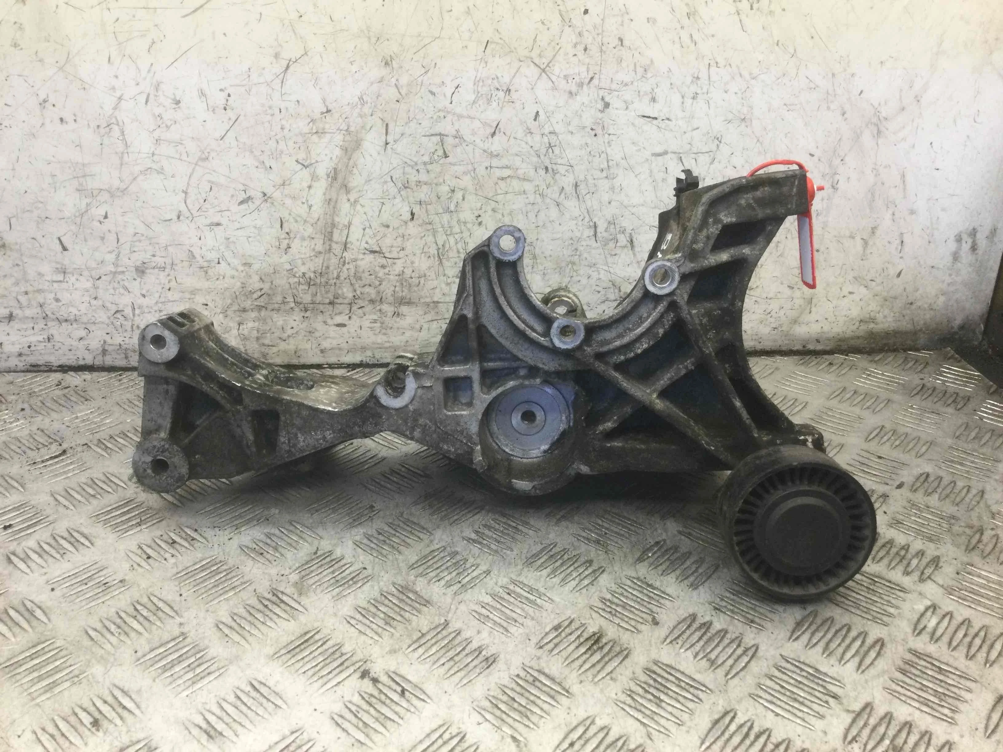 Кронштейн гидроусилителя Audi A4 B7 (2004-2008) дизель 1.9 TDI Механика Универсал