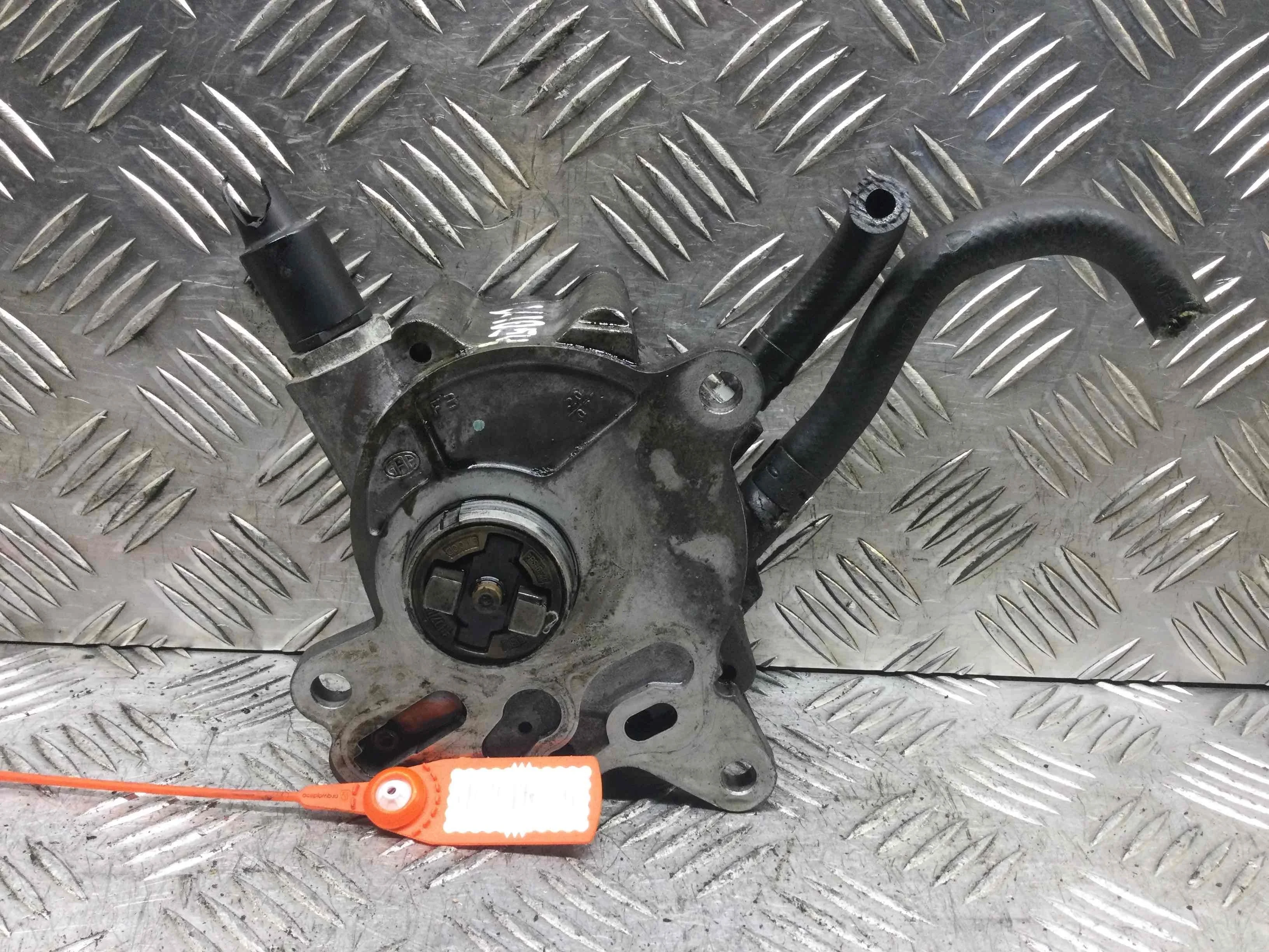 Насос вакуумный Volkswagen Passat B6 (2005-2010) дизель 2.0 TDI Механика Седан