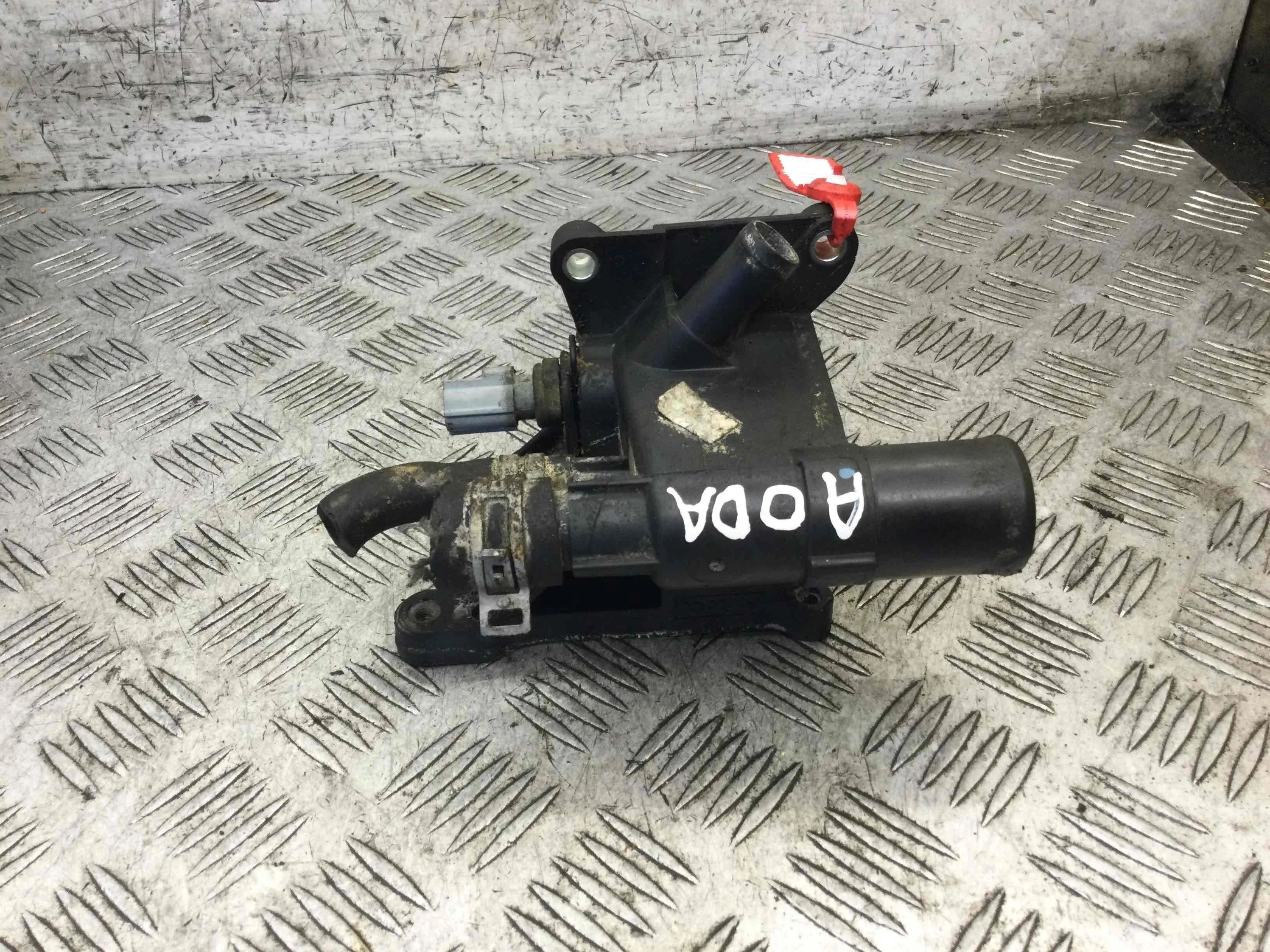 Фланец (тройник) системы охлаждения Ford Focus 2 поколение (2005-2008) бензин 2.0  Механика Х/б